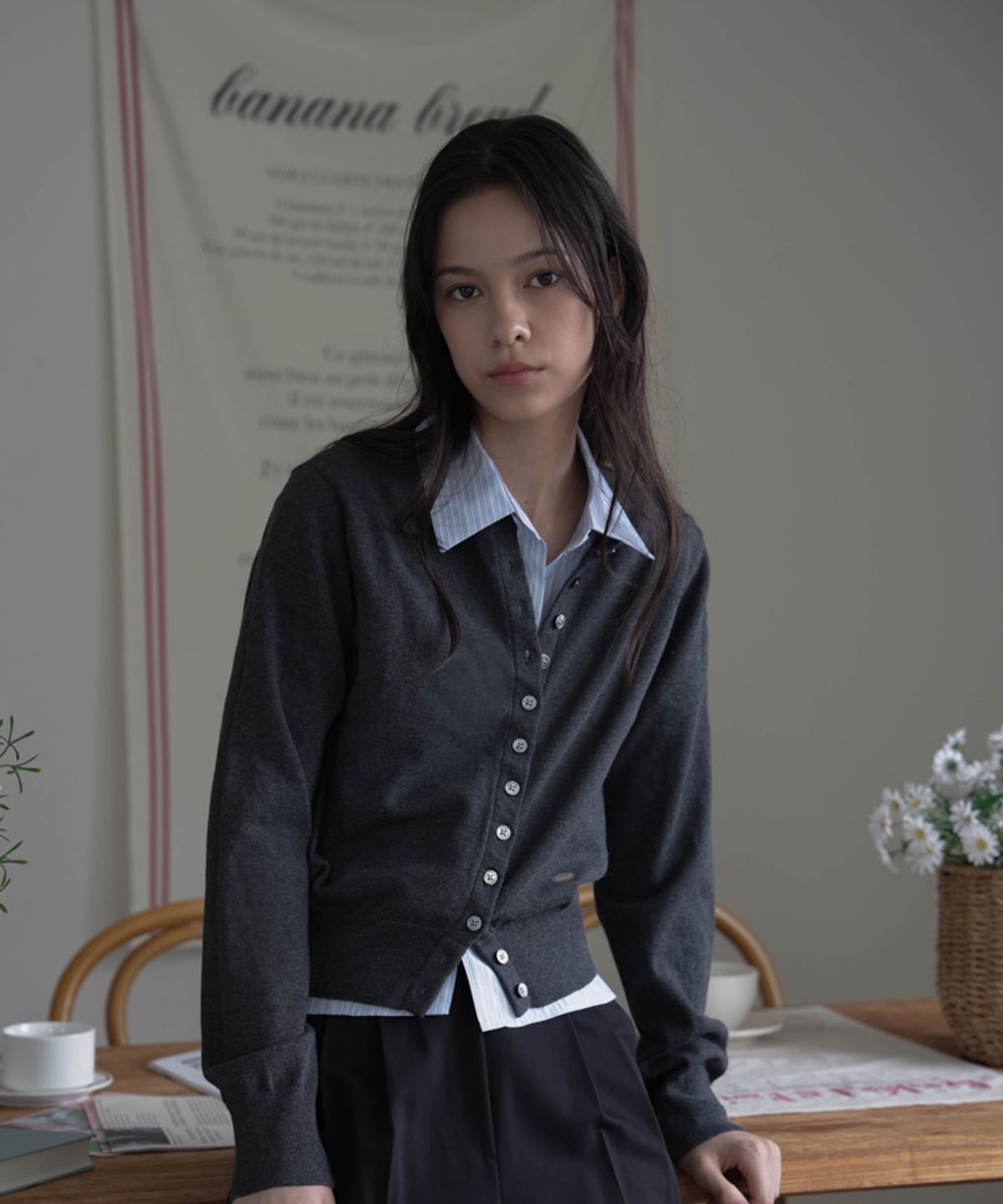 드헤베(DEHEVE) Signiture Pearl Button Cardigan [Charcoal]