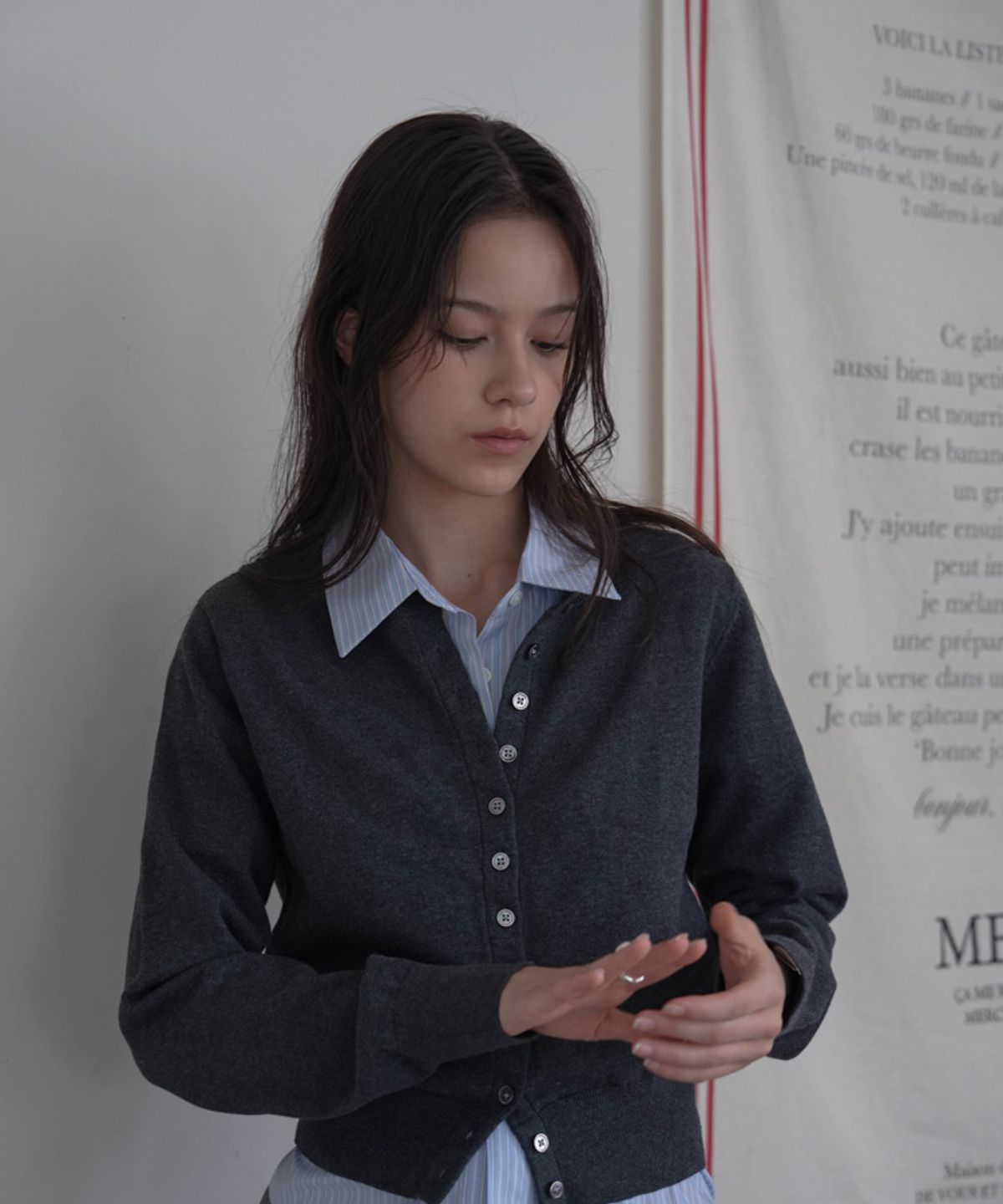 드헤베(DEHEVE) Signiture Pearl Button Cardigan [Charcoal]