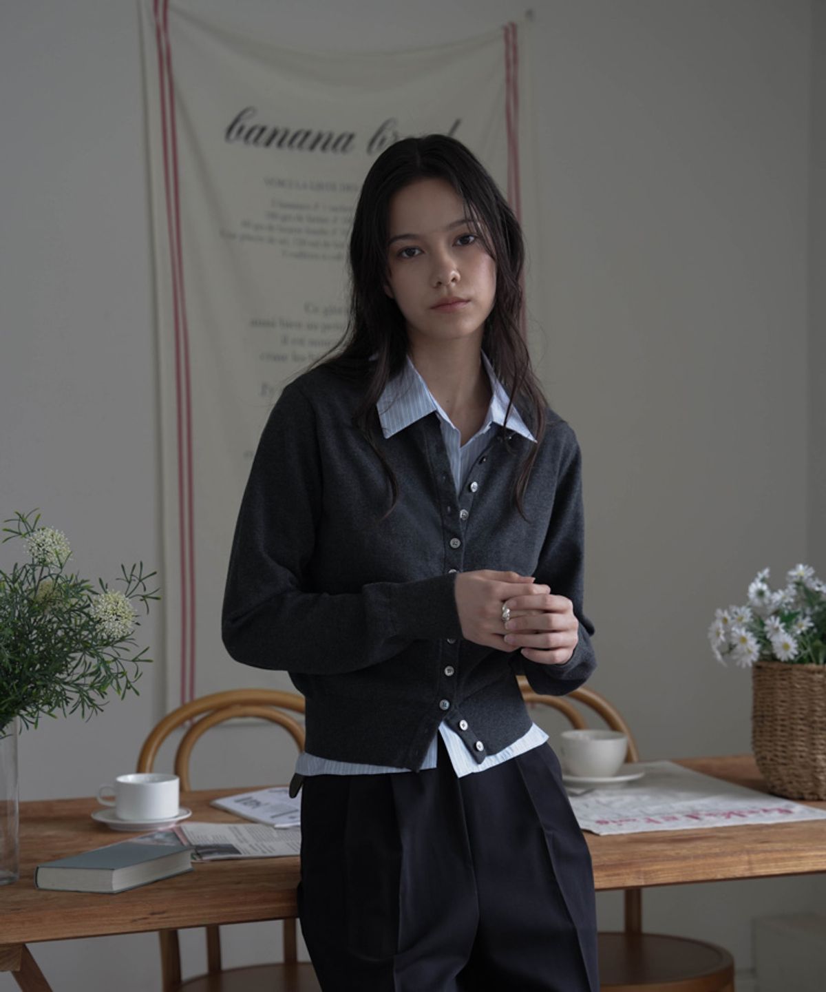 드헤베(DEHEVE) Signiture Pearl Button Cardigan [Charcoal]
