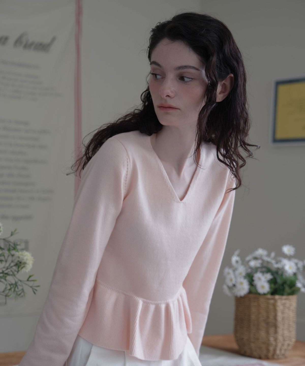드헤베(DEHEVE) V-neck Flare Shirring Knit [Pink]