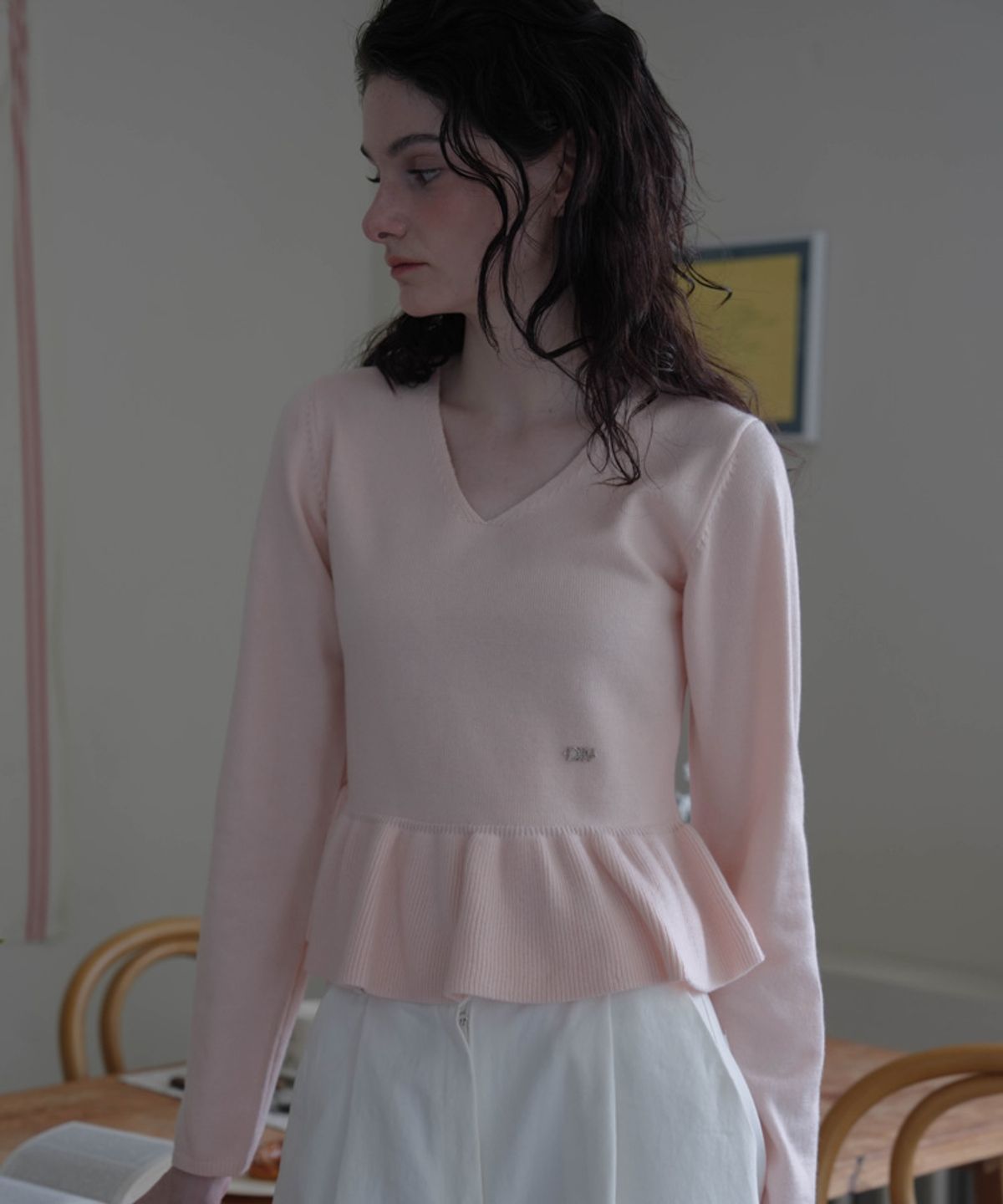 드헤베(DEHEVE) V-neck Flare Shirring Knit [Pink]