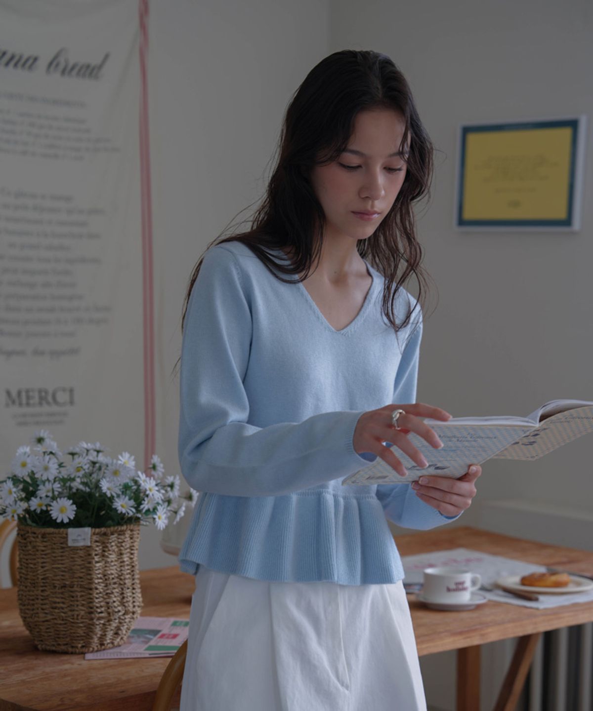 드헤베(DEHEVE) V-neck Flare Shirring Knit [Sky Blue]