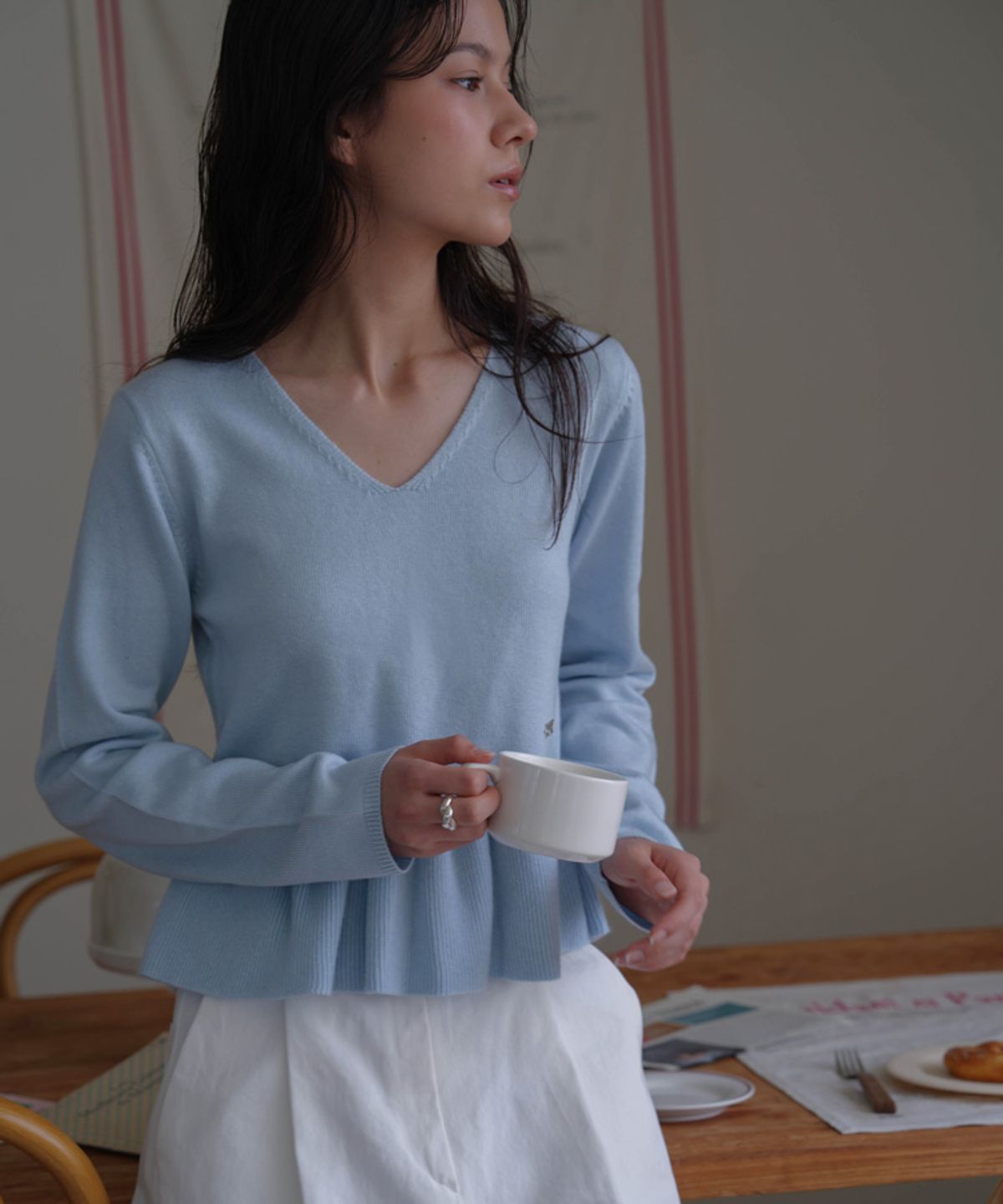 드헤베(DEHEVE) V-neck Flare Shirring Knit [Sky Blue]