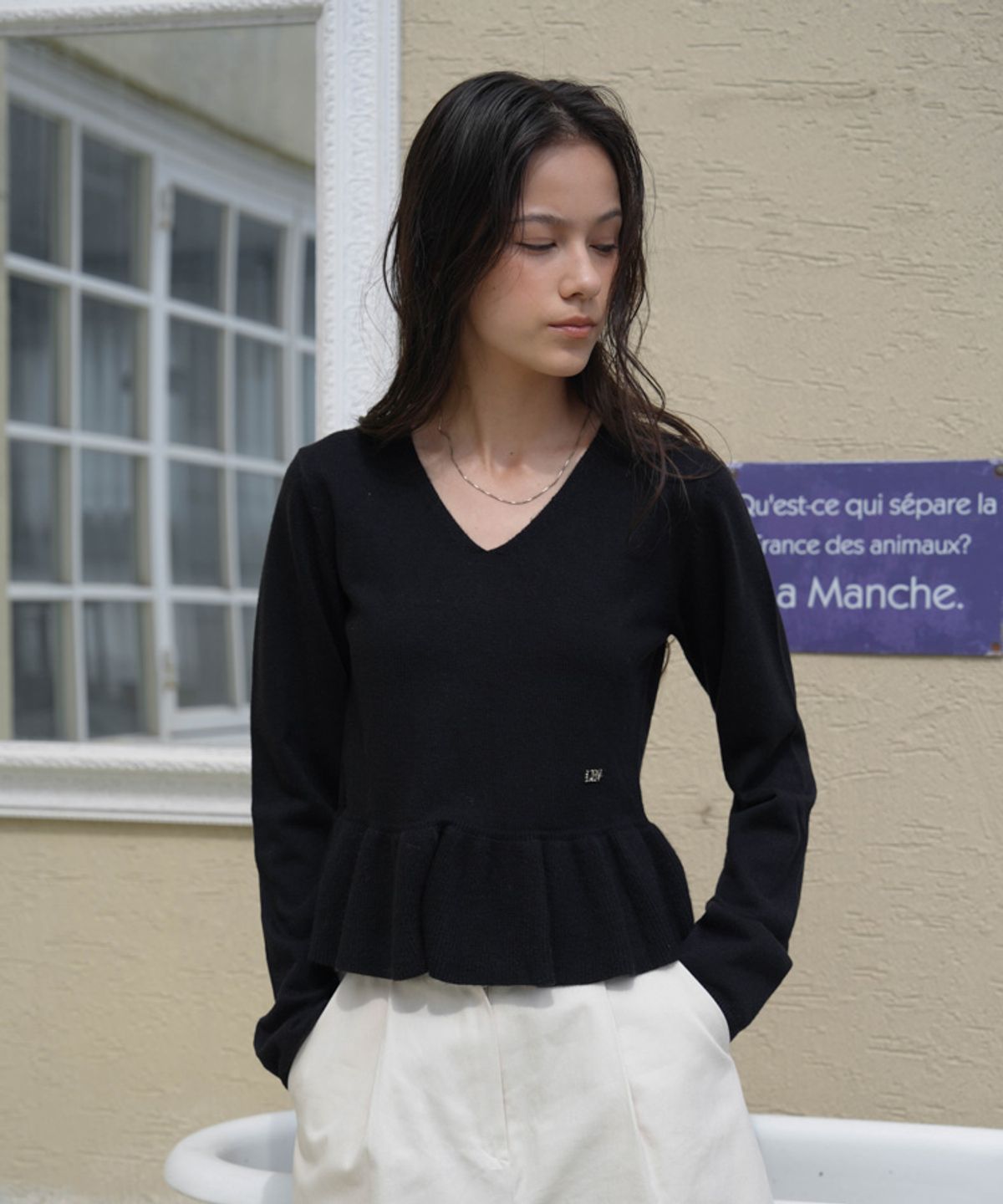 드헤베(DEHEVE) V-neck Flare Shirring Knit [Black]