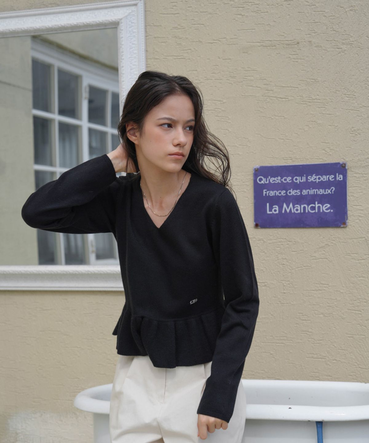 드헤베(DEHEVE) V-neck Flare Shirring Knit [Black]
