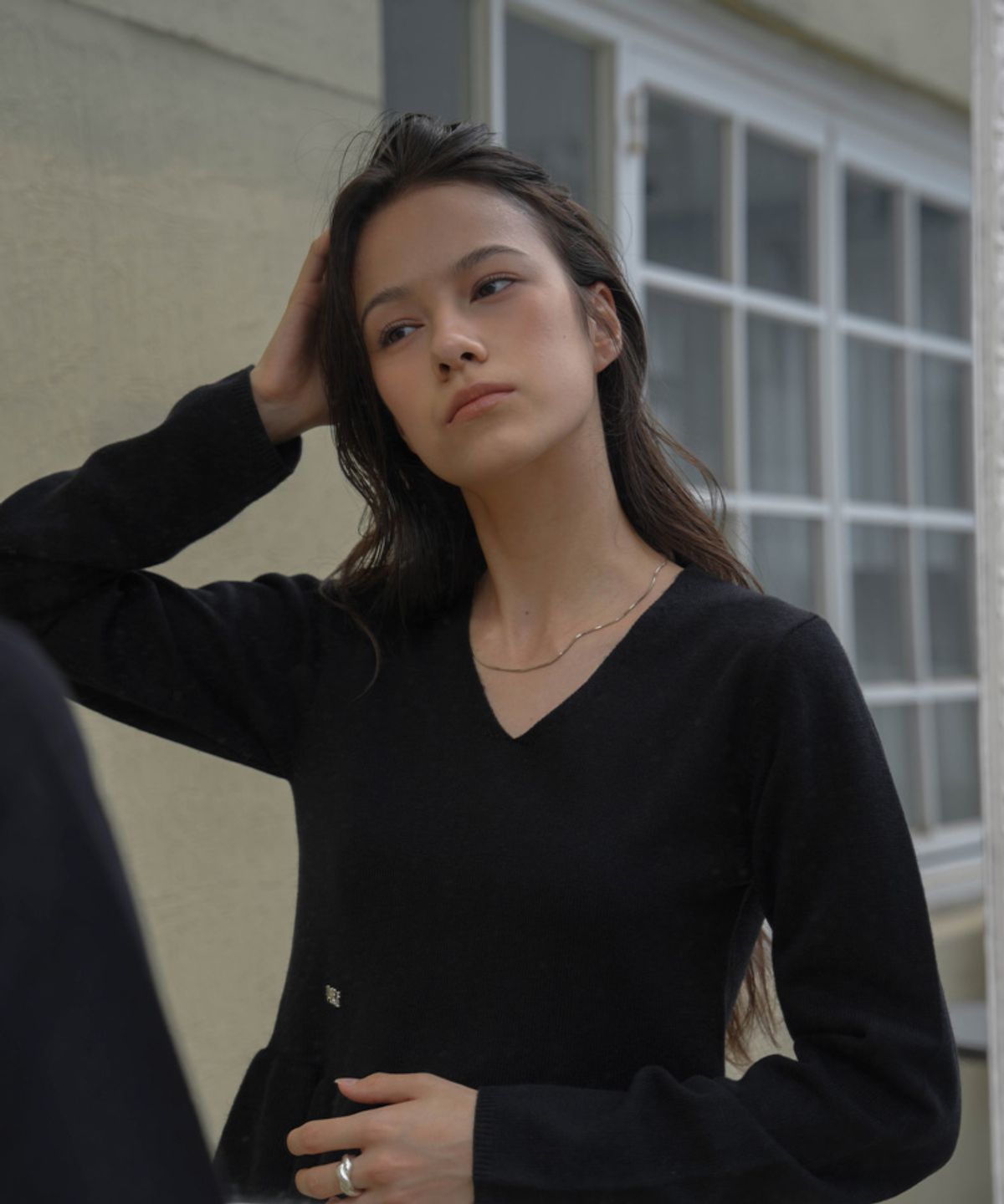 드헤베(DEHEVE) V-neck Flare Shirring Knit [Black]