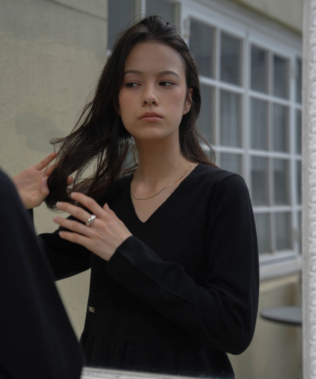 드헤베(DEHEVE) V-neck Flare Shirring Knit [Black]