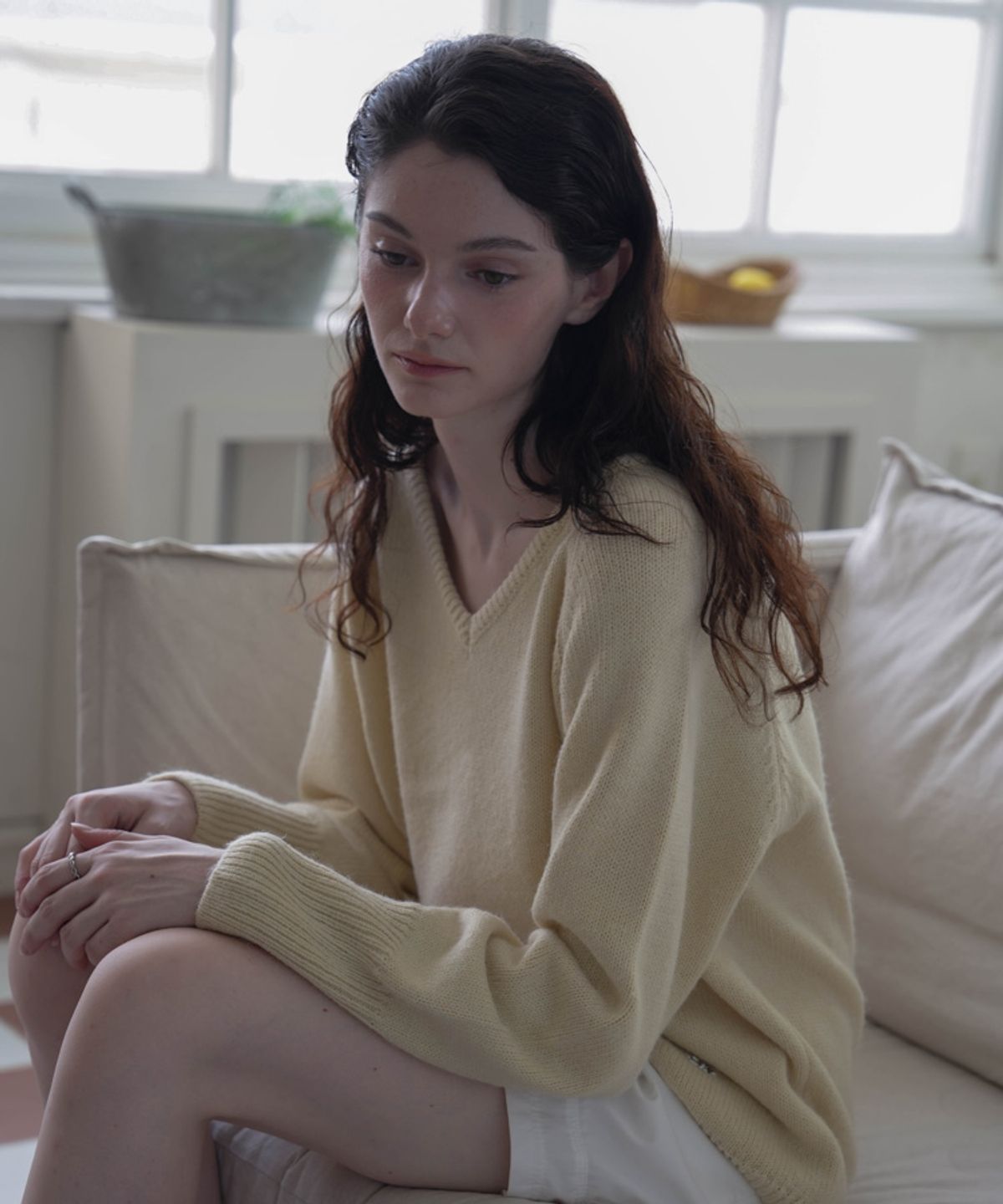 드헤베(DEHEVE) Classic V-neck Knit [Butter]
