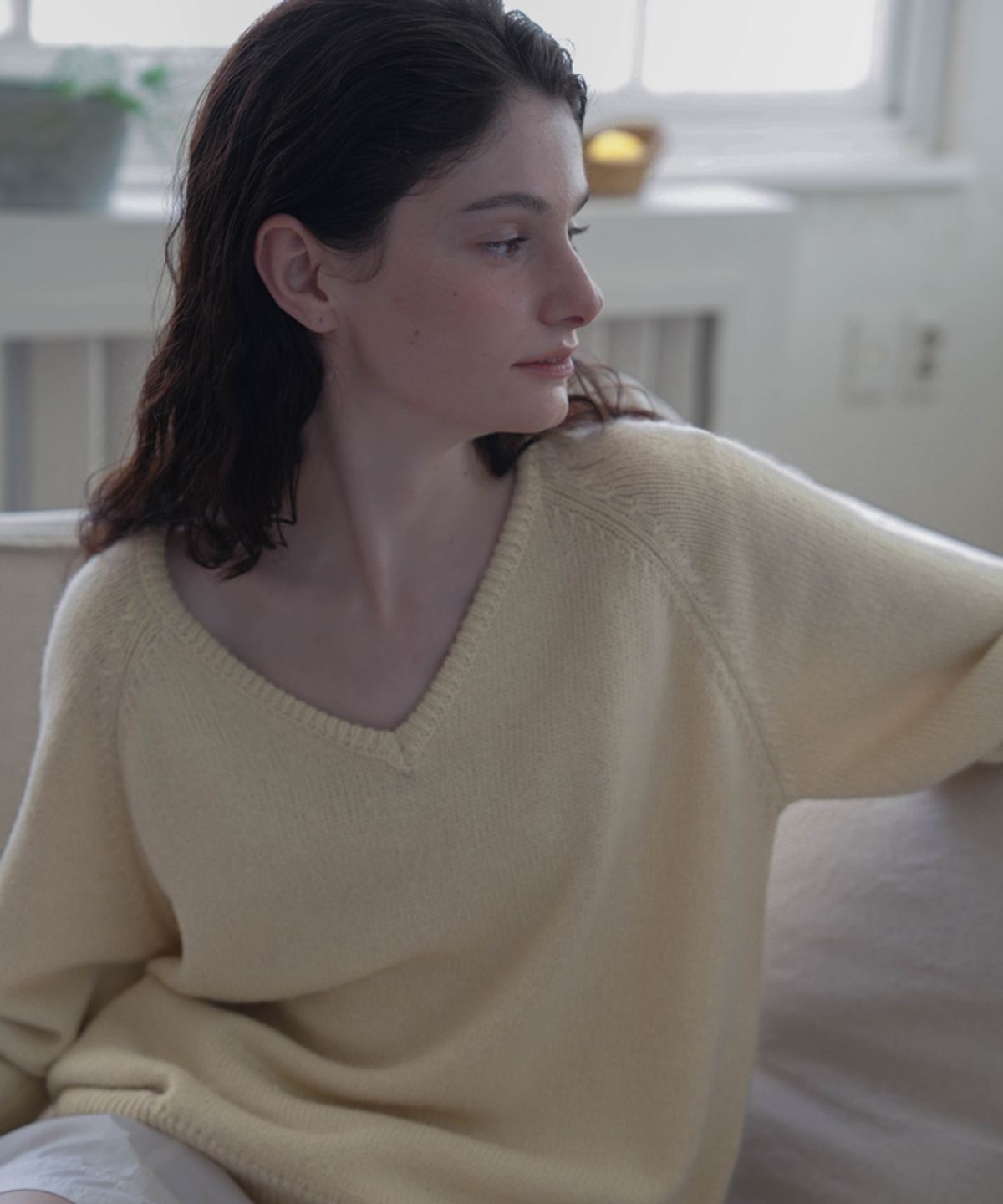 드헤베(DEHEVE) Classic V-neck Knit [Butter]
