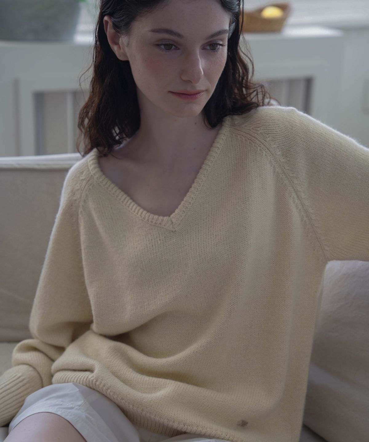 드헤베(DEHEVE) Classic V-neck Knit [Butter]