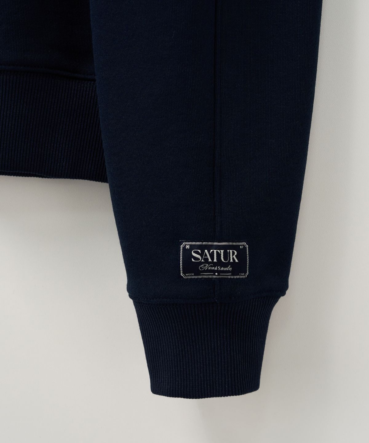 세터(SATUR) (W) 클래식 로고 크롭 스웨트셔츠 네이비