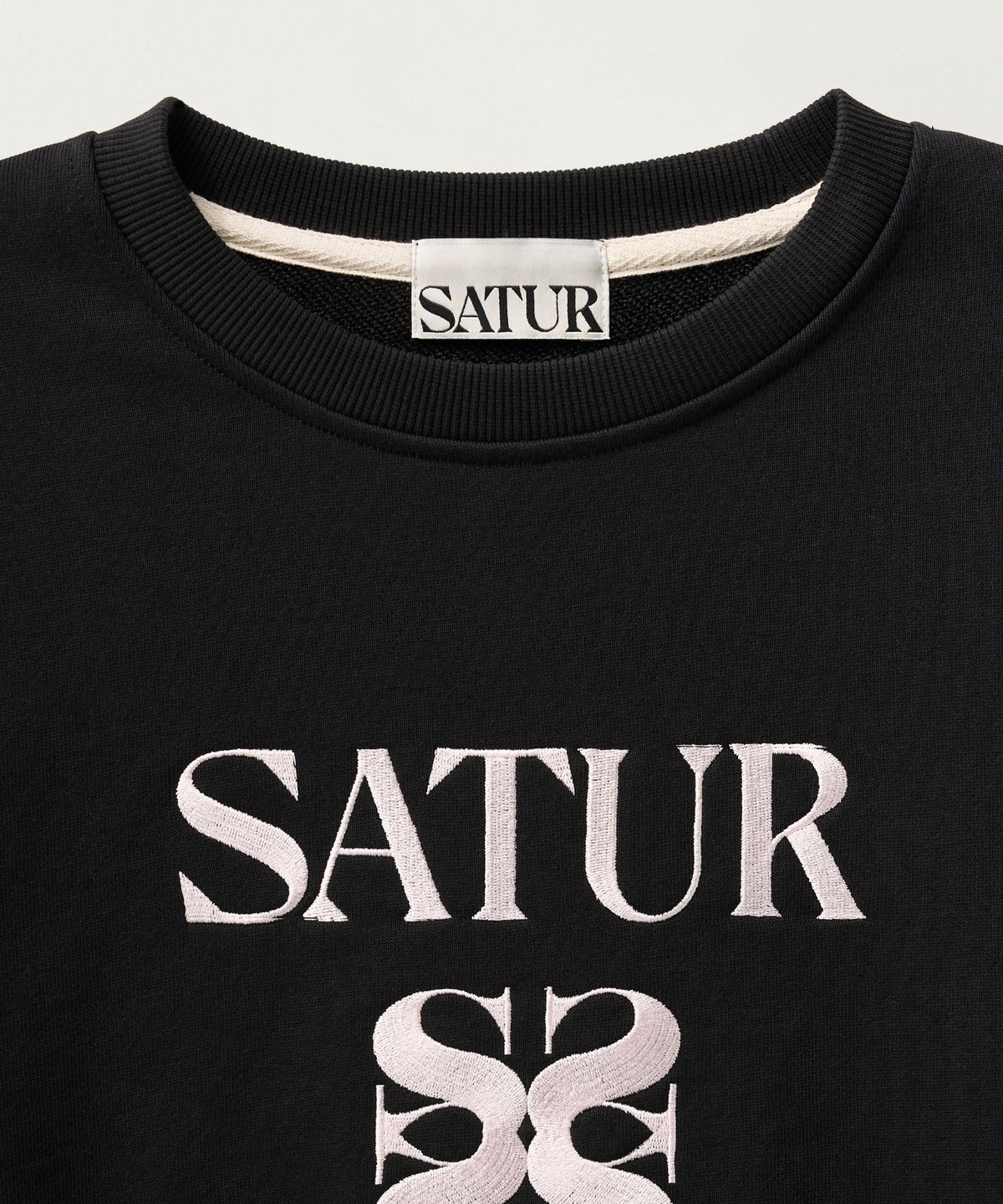 세터(SATUR) (W) 클래식 로고 크롭 스웨트셔츠 블랙 핑크