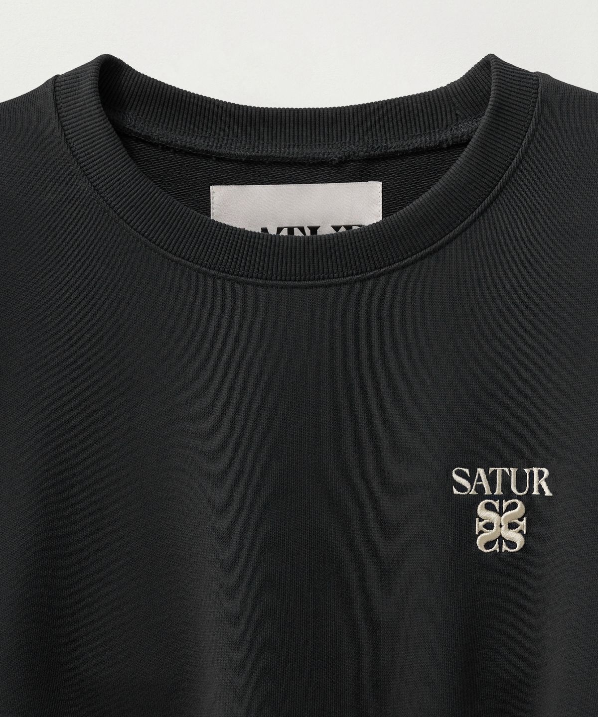 세터(SATUR) 로렌 스몰 로고 베이직 스웨트셔츠 차콜
