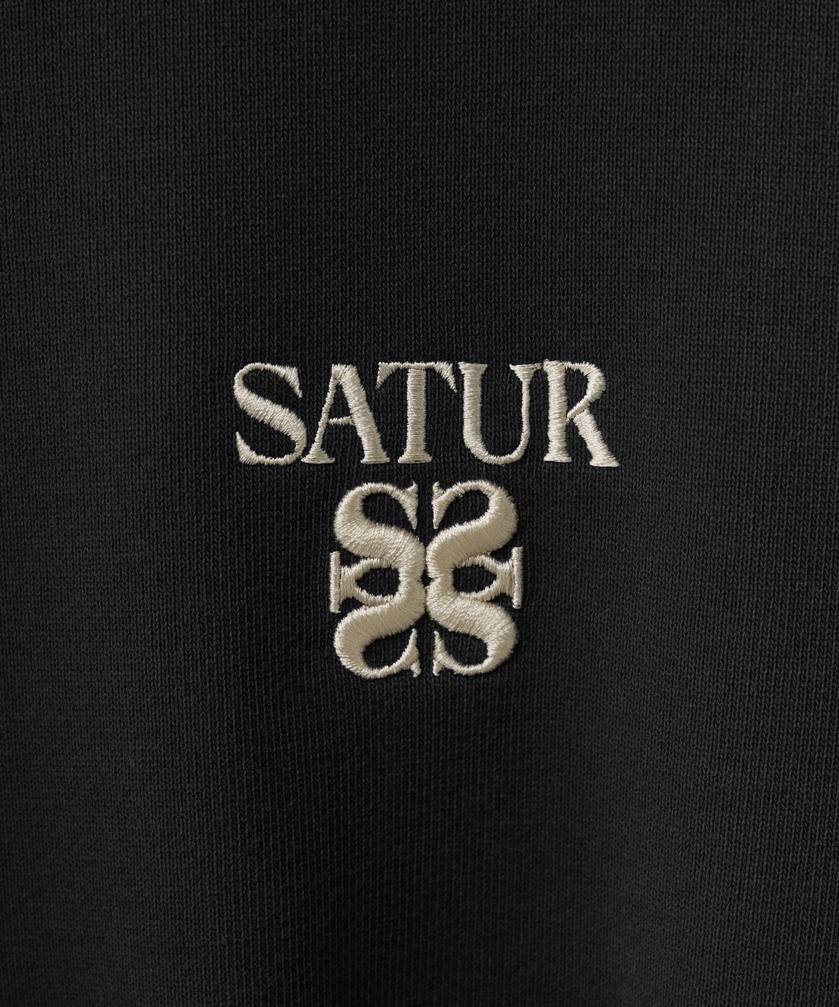 세터(SATUR) 로렌 스몰 로고 베이직 스웨트셔츠 차콜