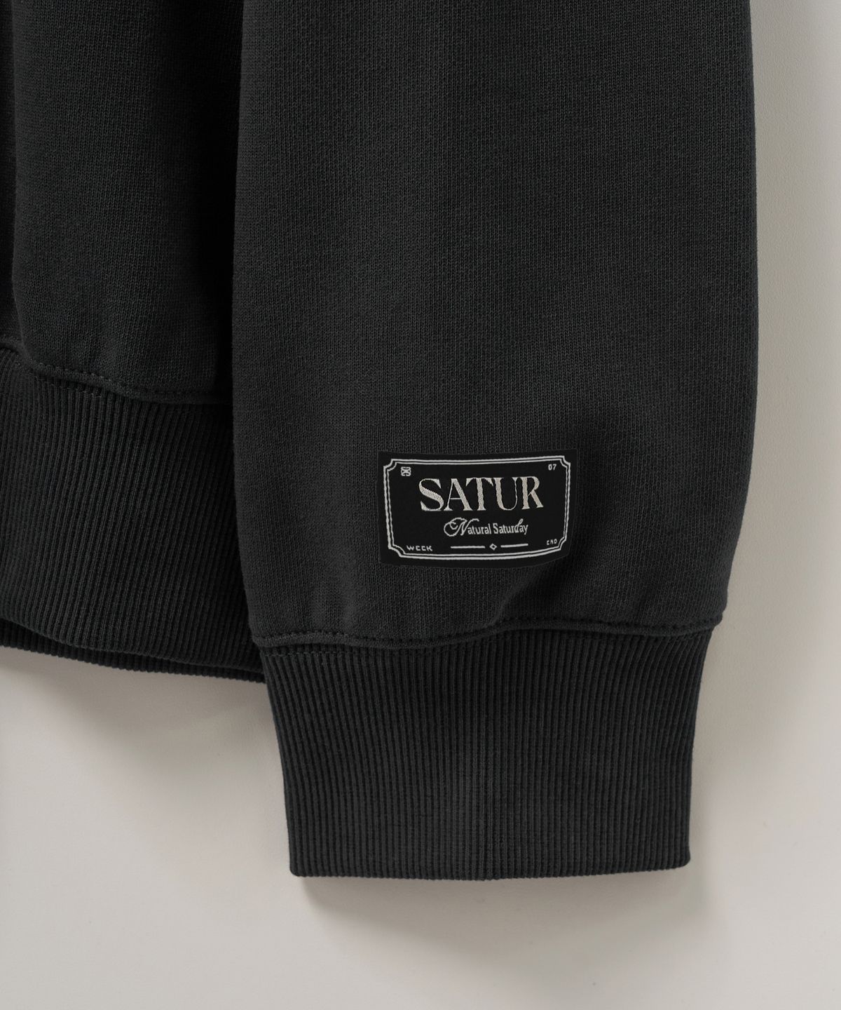 세터(SATUR) 로렌 스몰 로고 베이직 스웨트셔츠 차콜