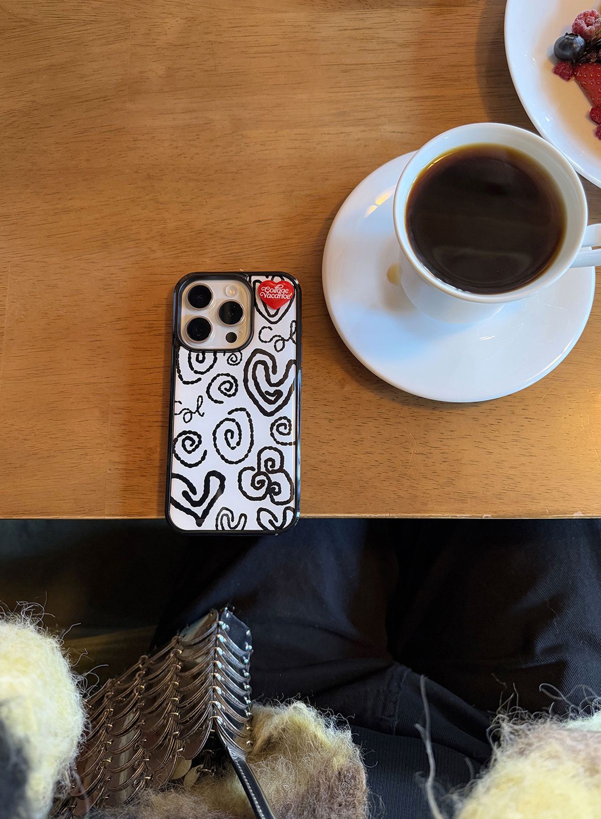 꼴라주바캉스(COLLAGEVACANCE) Rough Drawing Pendant Epoxy Case - White (에폭시 폰케이스)