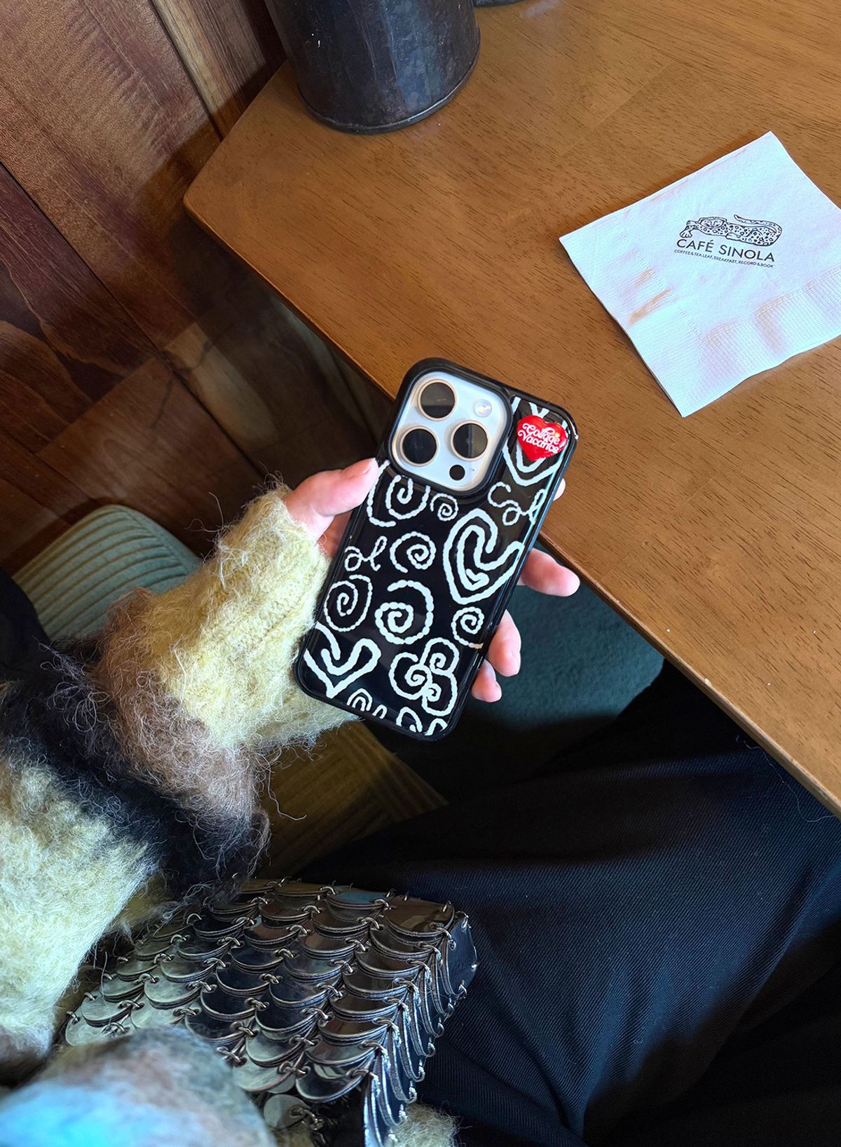 꼴라주바캉스(COLLAGEVACANCE) Rough Drawing Pendant Epoxy Case - Black (에폭시 폰케이스)