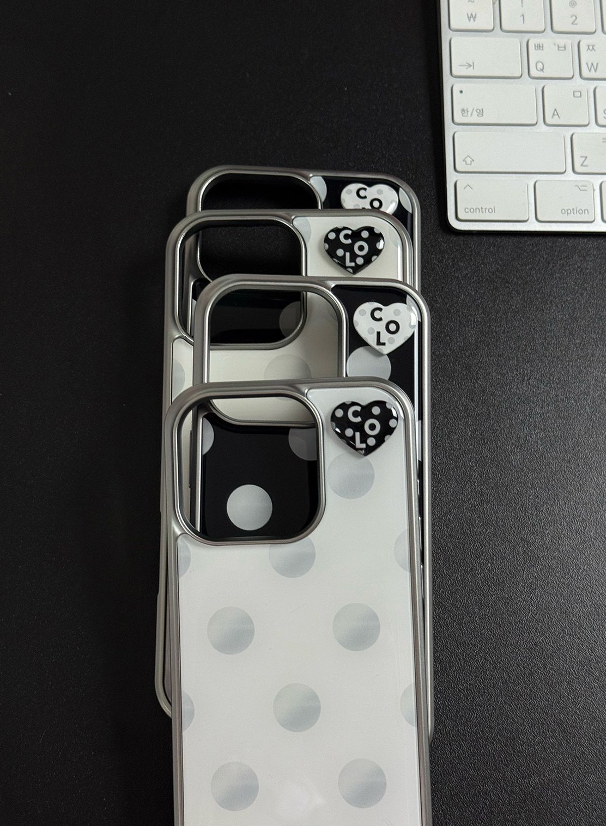 꼴라주바캉스(COLLAGEVACANCE) Polka Dot Heart Logo Pendant Epoxy Case (폰케이스) - 4type