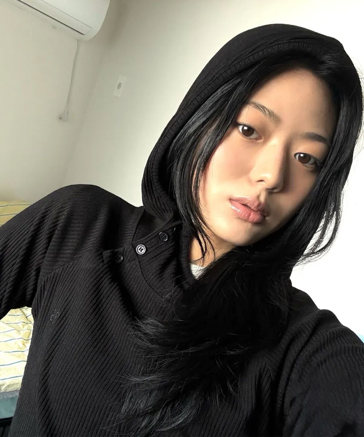 플레이스 스튜디오(PLACE STUDIO) 자수 골지 세미크롭 사이드 버튼 후드 롱 슬림 긴팔 티셔츠 _ 3COLOR