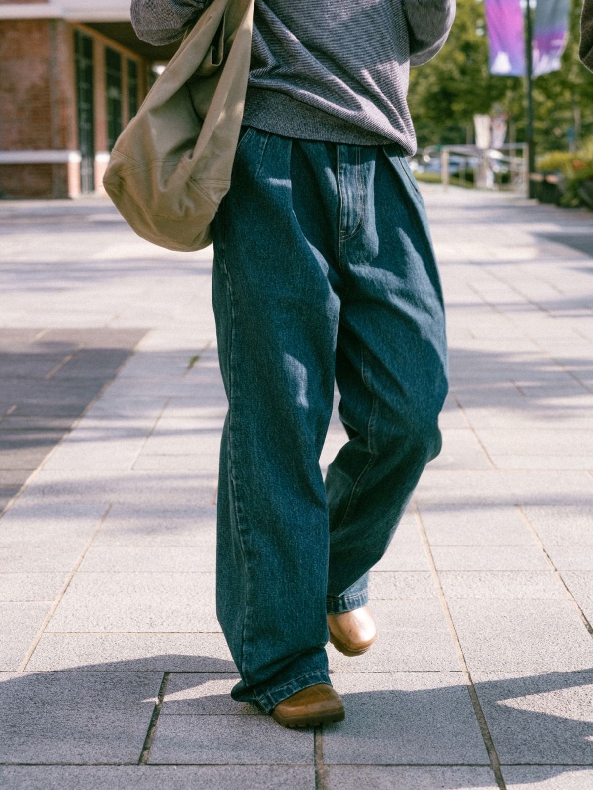 해브해드(HAVEHAD) 루즈 핏 핀턱 데님 팬츠 (딥 인디고)