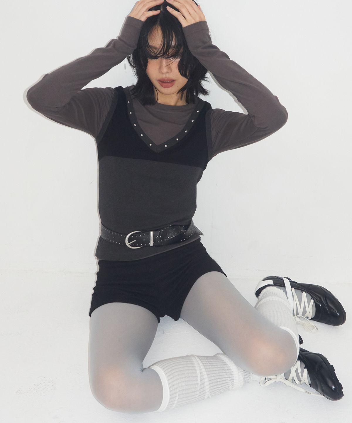 플레이스 스튜디오(PLACE STUDIO) 스터드 브이넥 투웨이 슬리브리스 레이어드 티셔츠 [차콜]