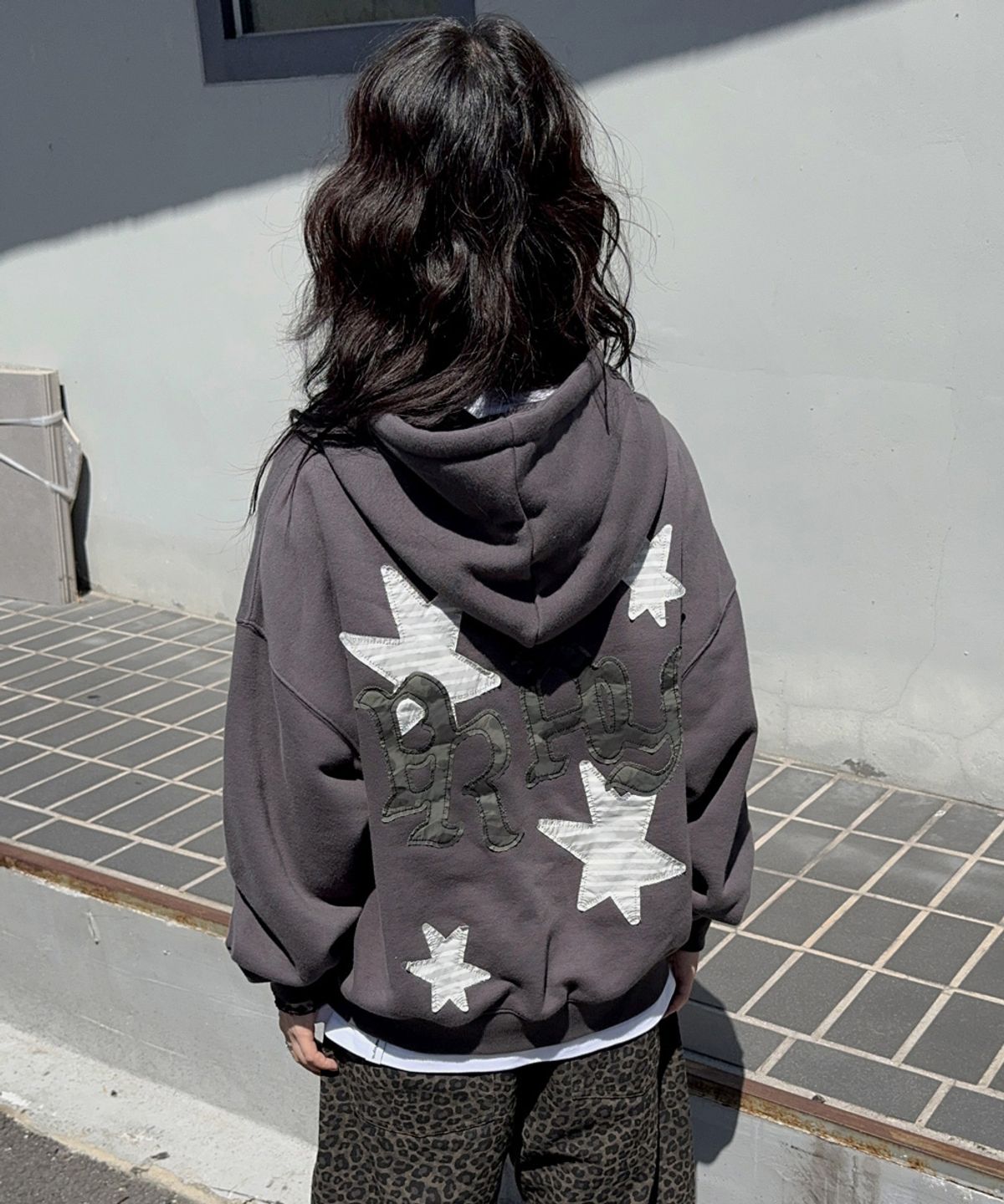 마하그리드(MAHAGRID) PRAY APPLIQUE ZIP UP HOODIE CHARCOAL(MG2FFMM495A)