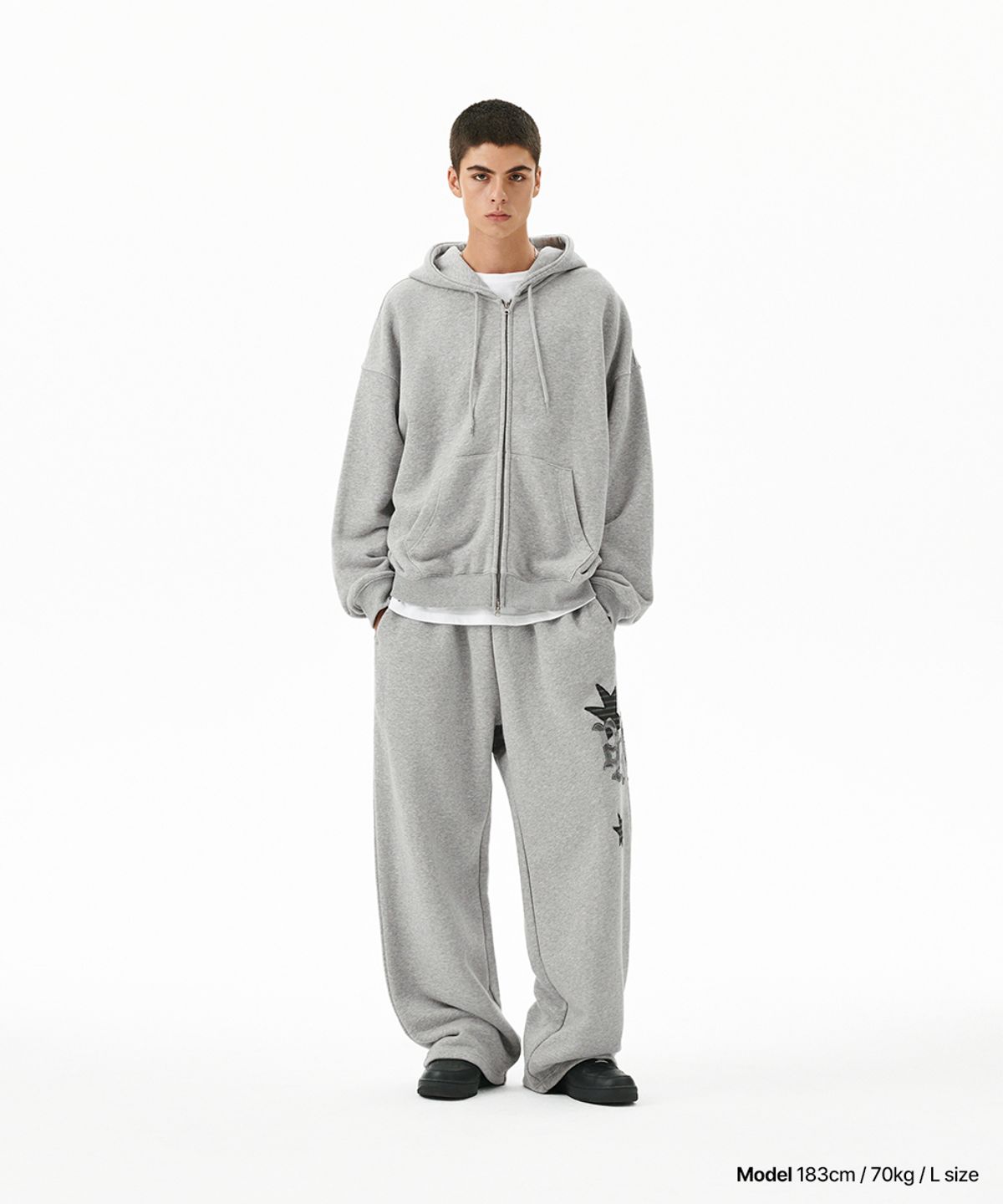 마하그리드(MAHAGRID) PRAY APPLIQUE SWEAT PANT GREY(MG2FFMPA05A)
