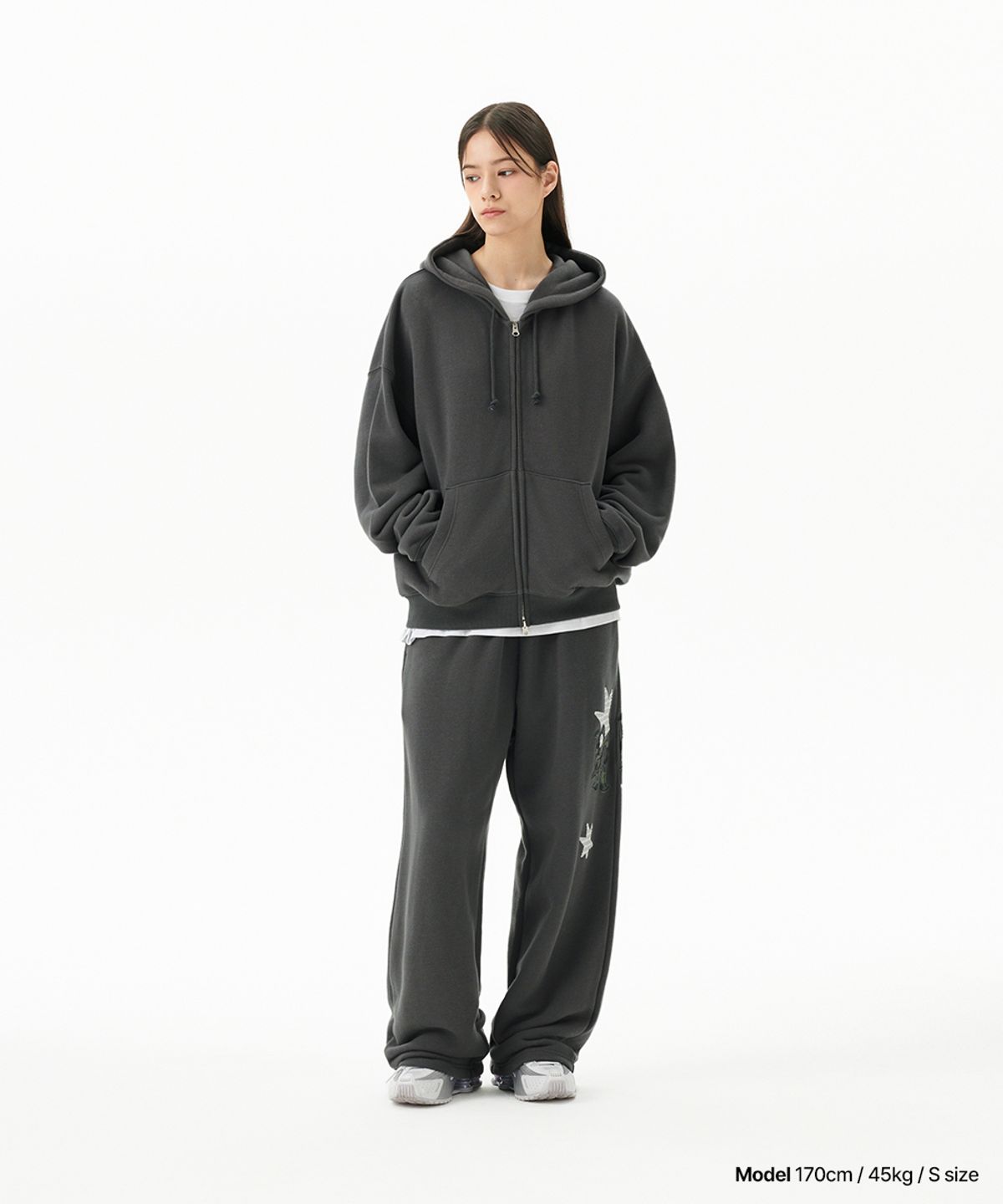 마하그리드(MAHAGRID) PRAY APPLIQUE SWEAT PANT CHARCOAL(MG2FFMPA05A)