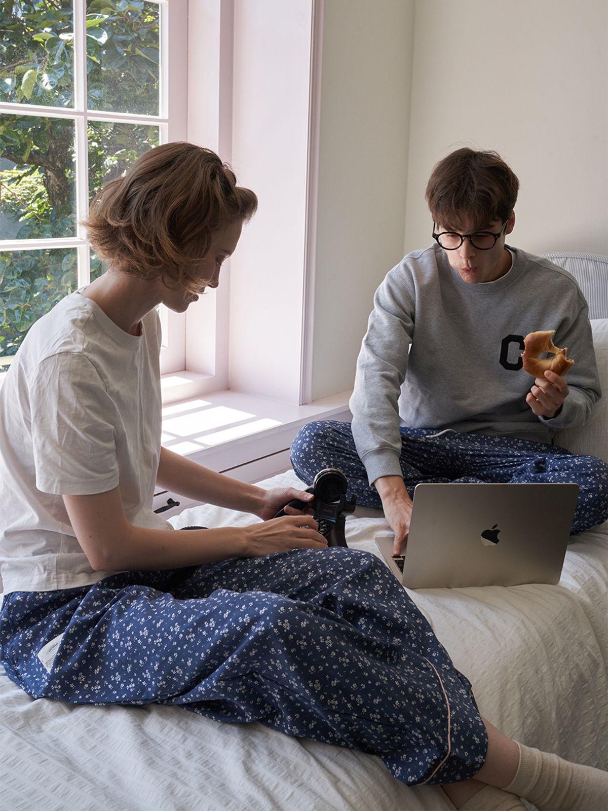 비비홈(VIVIHOME) (uni) 가든오브파리 플라워 면모달 팬츠 네이비(2 sizes)