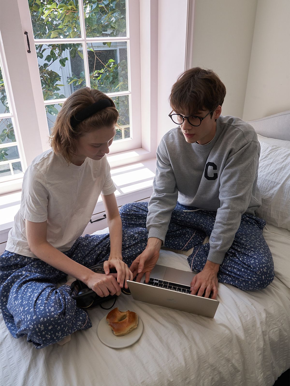 비비홈(VIVIHOME) (uni) 가든오브파리 플라워 면모달 팬츠 네이비(2 sizes)