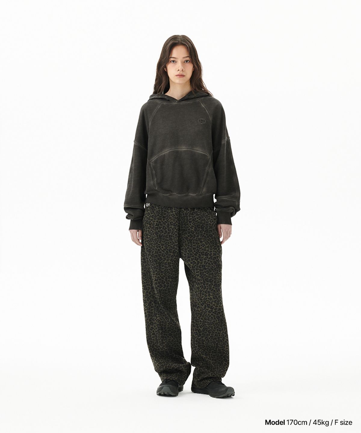마하그리드(MAHAGRID) DYED CURVED SEAM CROP HOODIE CHARCOAL(MG2FFFM417A)