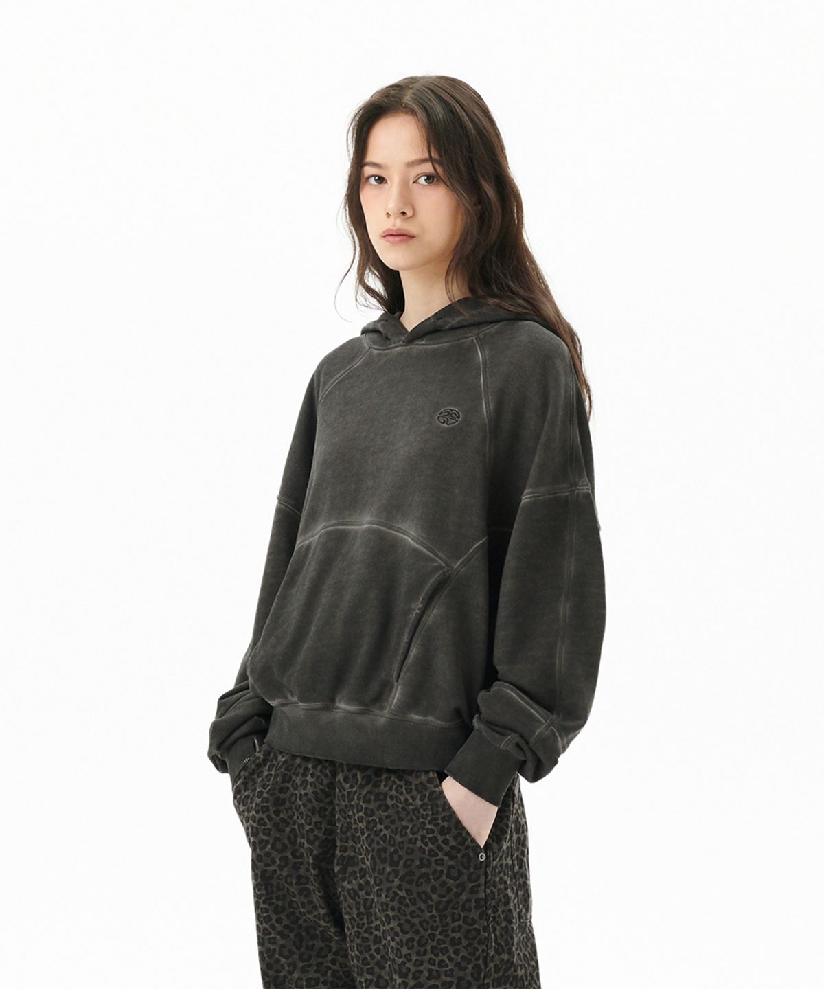 마하그리드(MAHAGRID) DYED CURVED SEAM CROP HOODIE CHARCOAL(MG2FFFM417A)