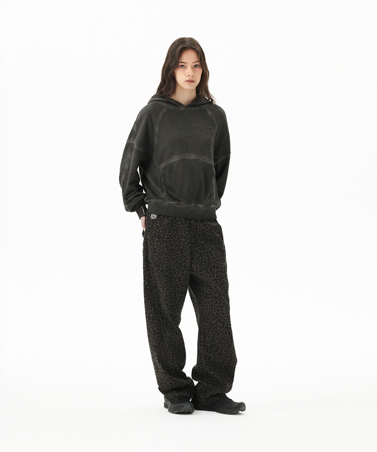 마하그리드(MAHAGRID) DYED CURVED SEAM CROP HOODIE CHARCOAL(MG2FFFM417A)