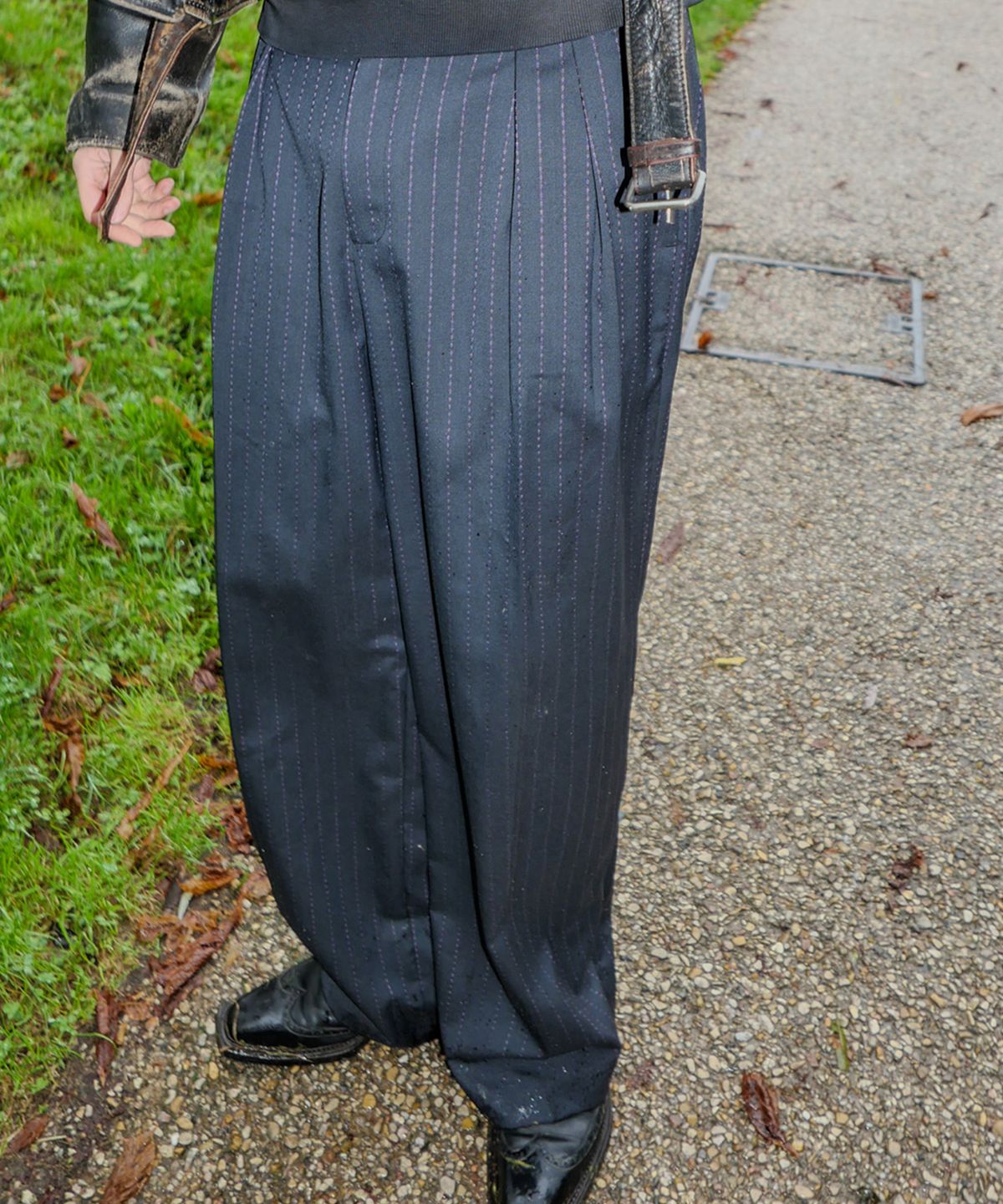 웨스켄(WESKEN) [UNISEX] PURPLE STRIPED TWO TUCK TROUSERS (BLACK)