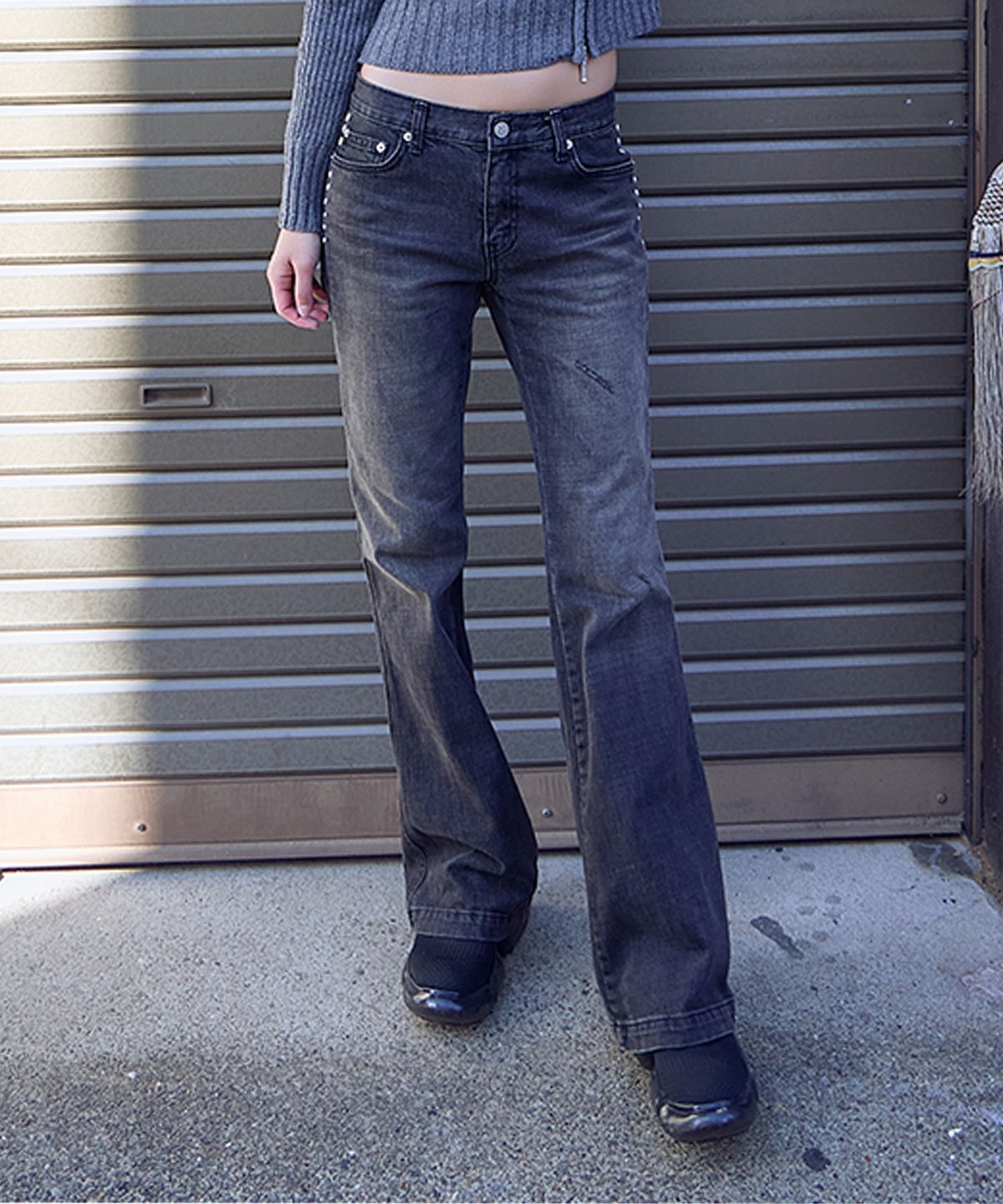 웨스켄(WESKEN) [WOMEN] STUDDED BOOTCUT DENIM PANTS (WASHED BLACK)