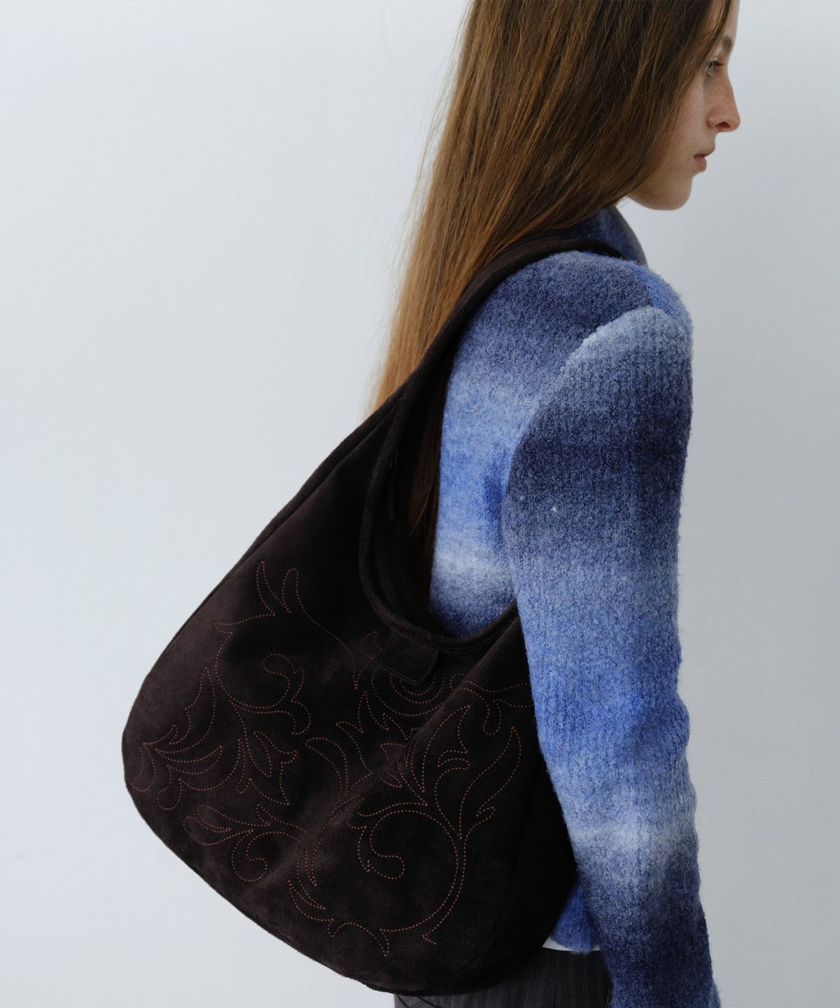 엔오르 스튜디오(ENOR STUDIO) SUEDE EMBROIDERY HOBO BAG - BROWN