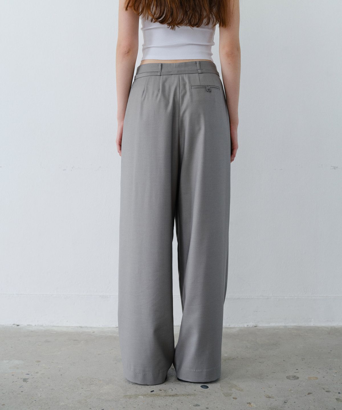 엔오르(EN OR) BELTED PINTUCK WIDE SLACKS - GREY