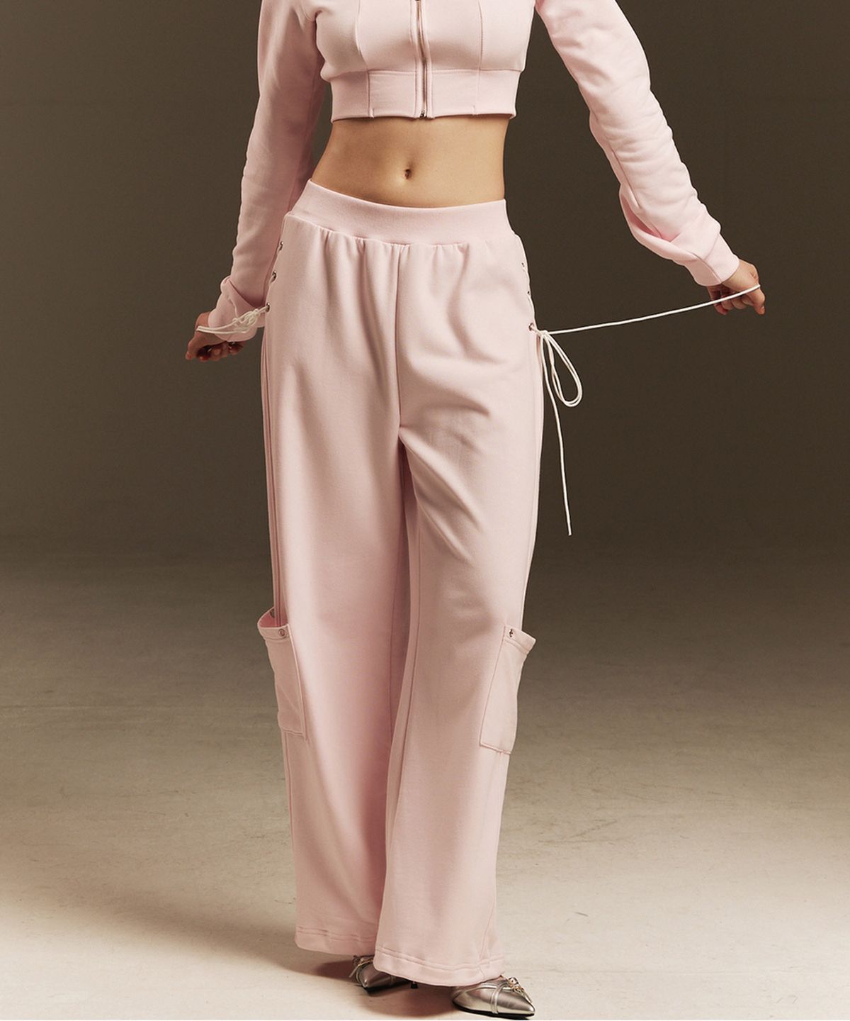 에이알유(A.R.U) EYELET TRIM PANTS