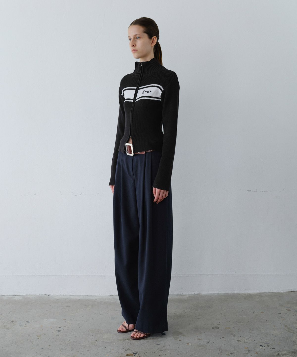 엔오르(EN OR) BELTED PINTUCK WIDE SLACKS - NAVY