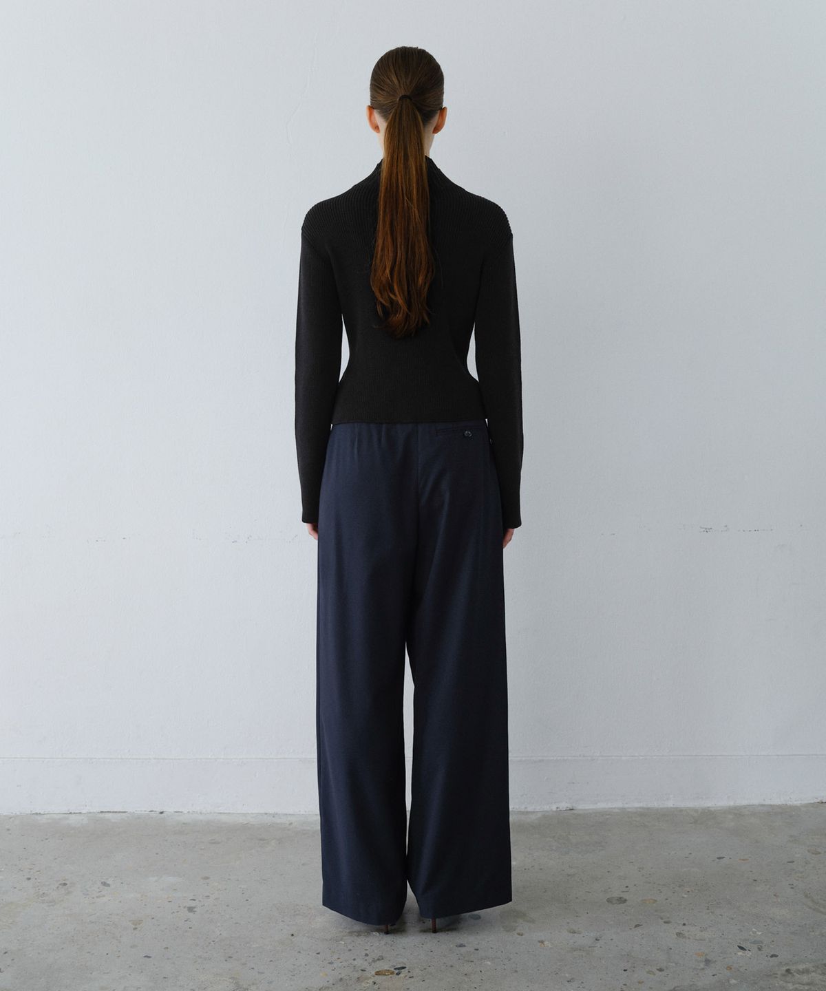 엔오르(EN OR) BELTED PINTUCK WIDE SLACKS - NAVY