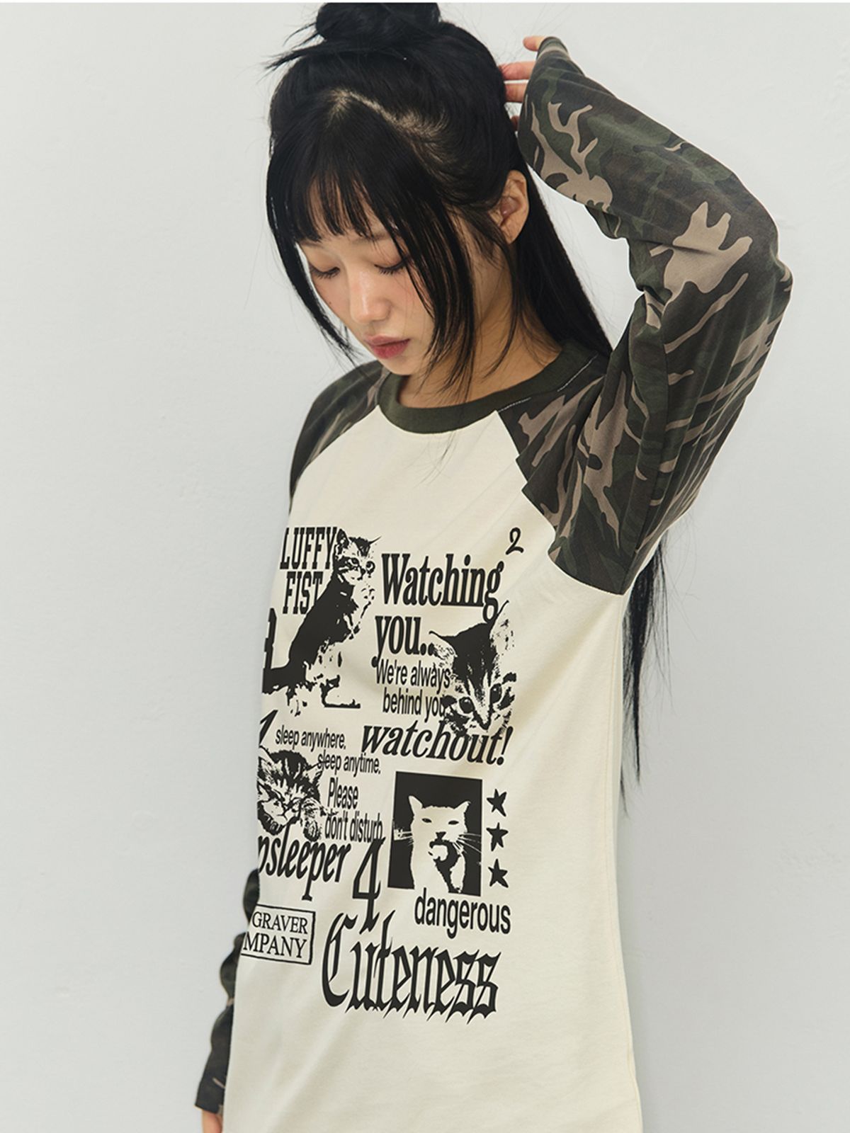 그레이버(GRAVER) [UNISEX]COLLAGE LETTER 카모 래글런 롱슬리브 티셔츠_크림
