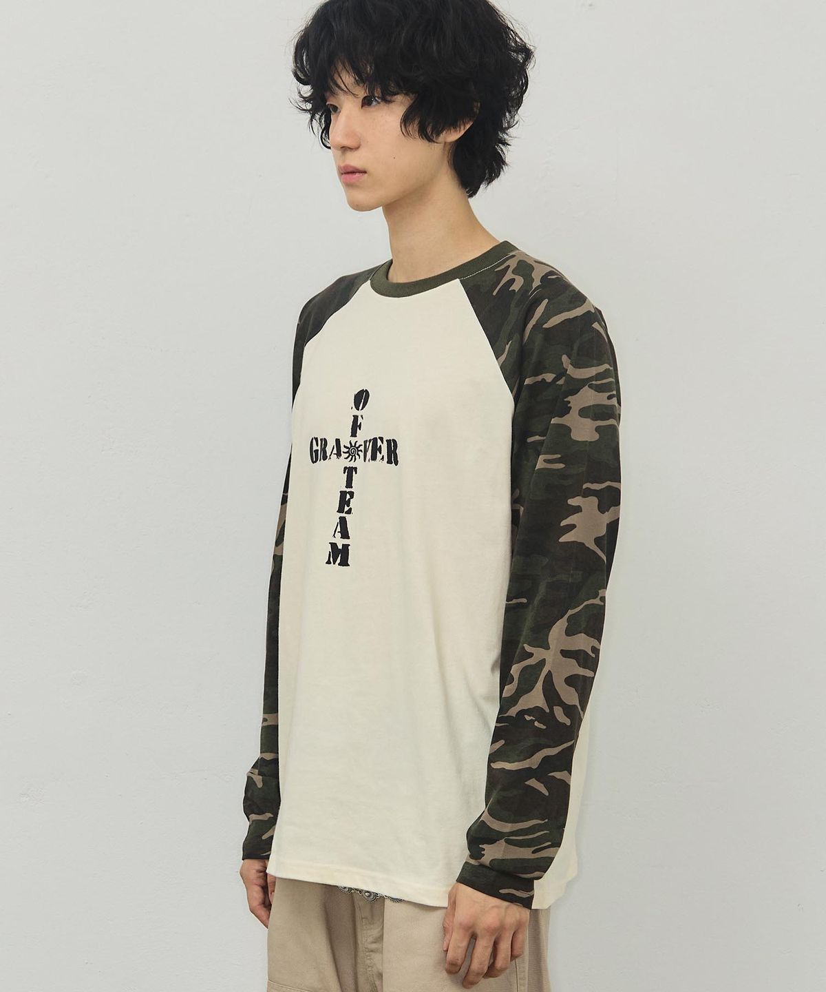 그레이버(GRAVER) [UNISEX]OF CROSS 카모 래글런 롱슬리브 티셔츠_크림