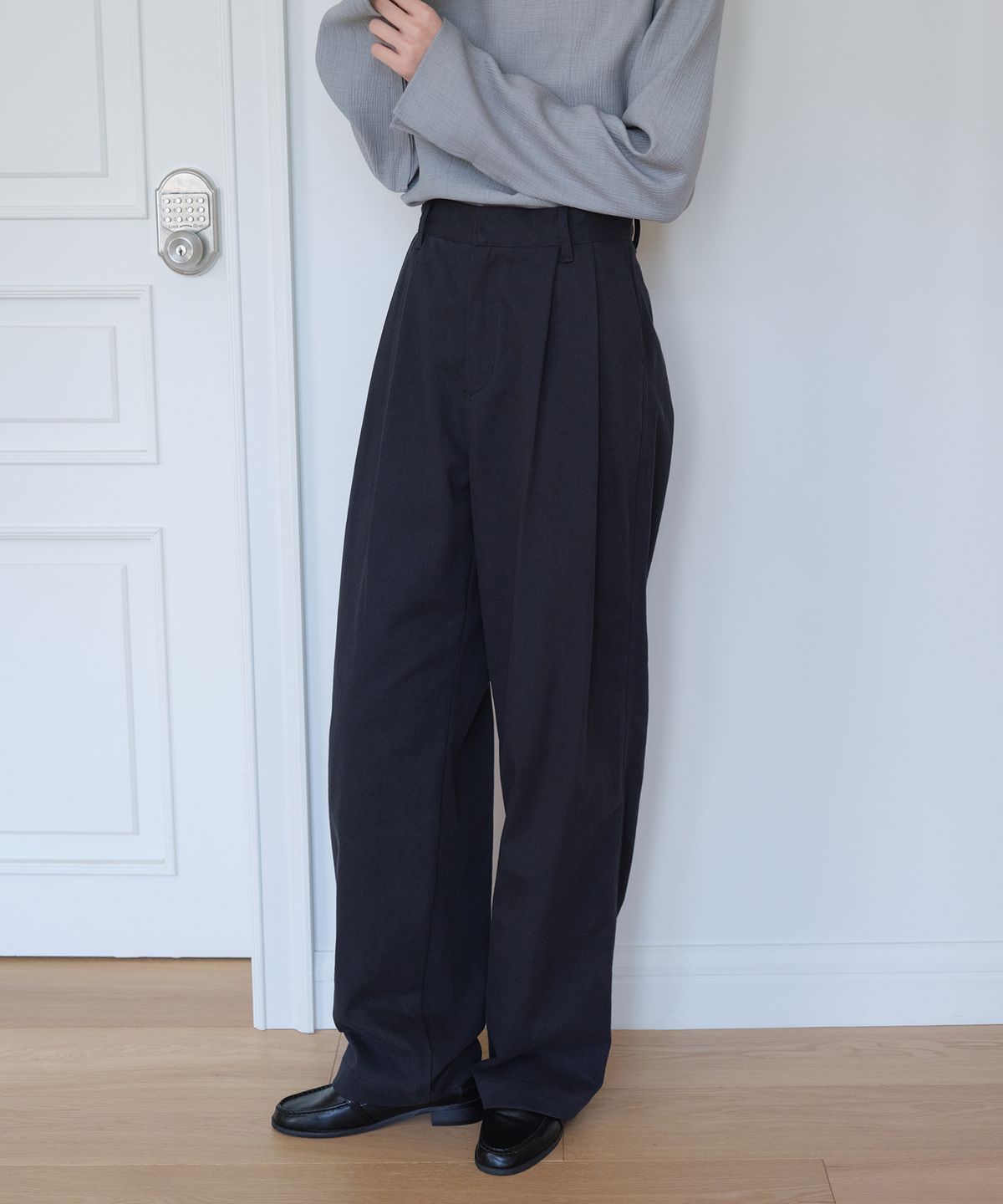엽페(YUPPE) TUCKED COTTON PANTS_NAVY
