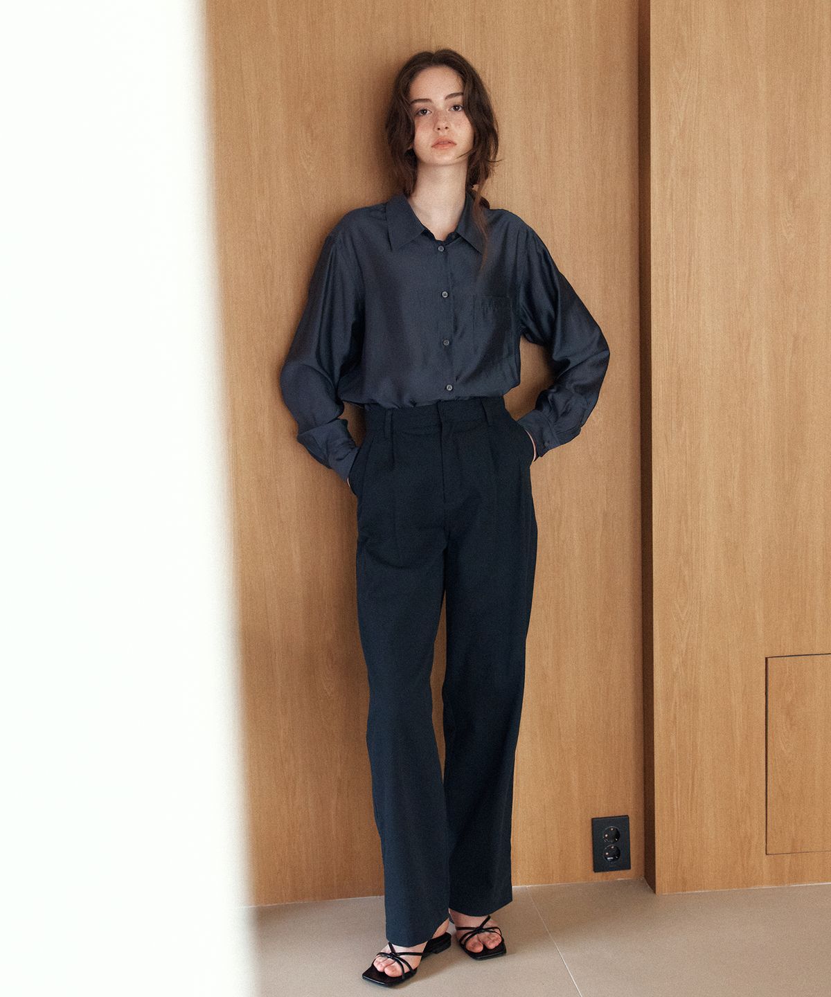 엽페(YUPPE) TUCKED COTTON PANTS_NAVY