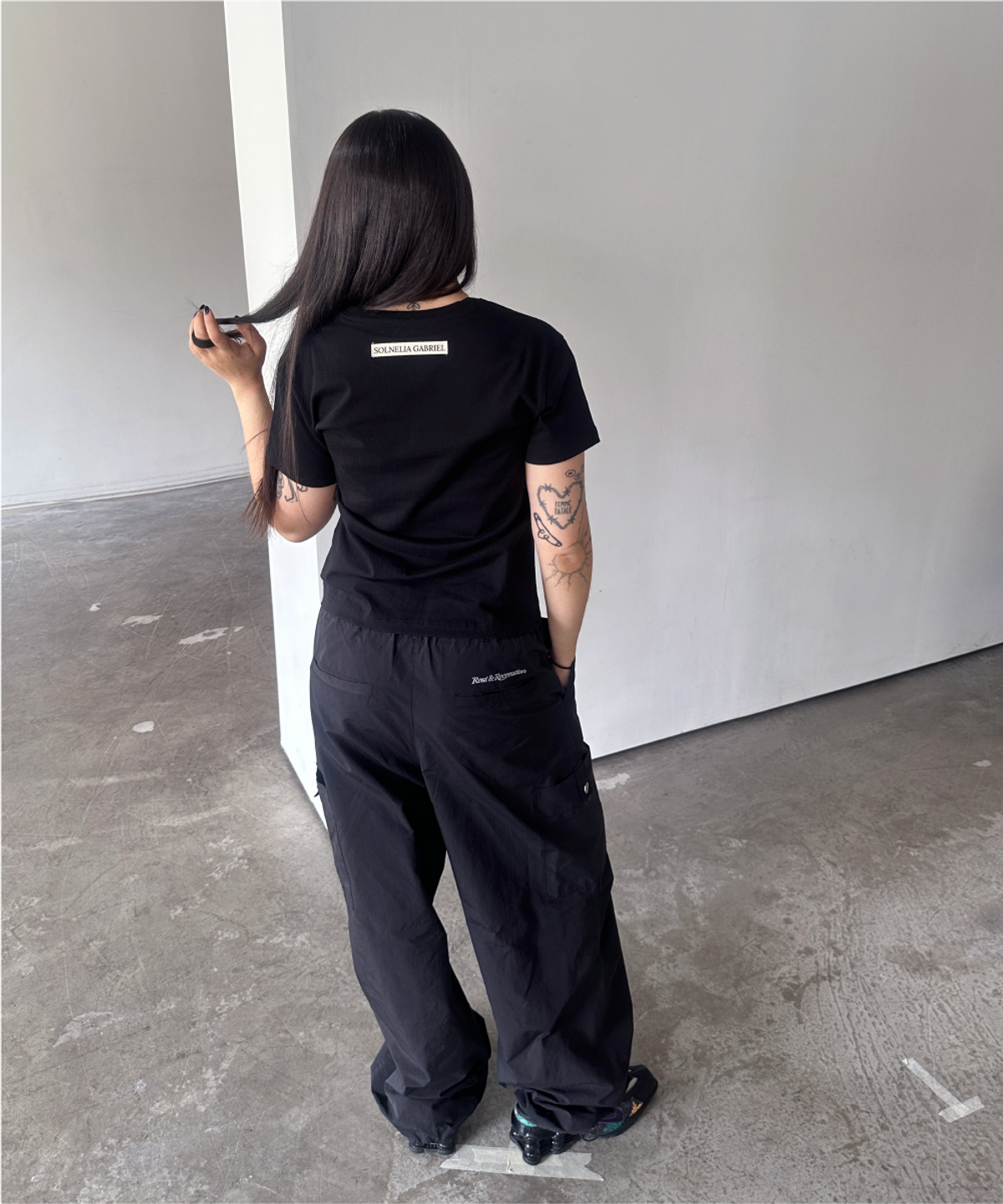 솔넬리아 가브리엘(Solnelia Gabriel) SOLNELIA GABRIEL/ SOLNELIA GABRIEL SIGNATURE LOGO CROP T-SHIRT