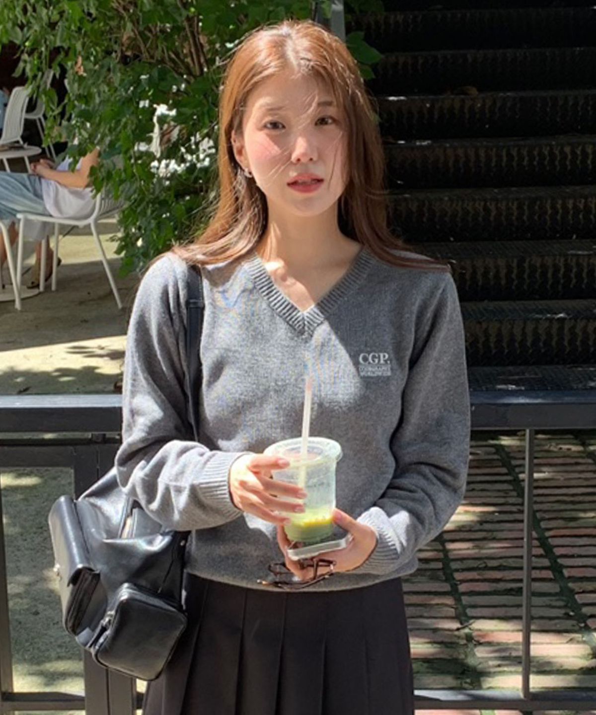 코드그라피(CGP) (우먼) 스몰 스퀘어 로고 브이넥 니트_그레이