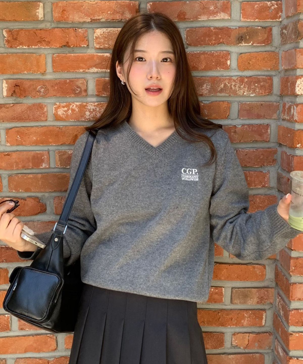 코드그라피(CGP) (우먼) 스몰 스퀘어 로고 브이넥 니트_그레이