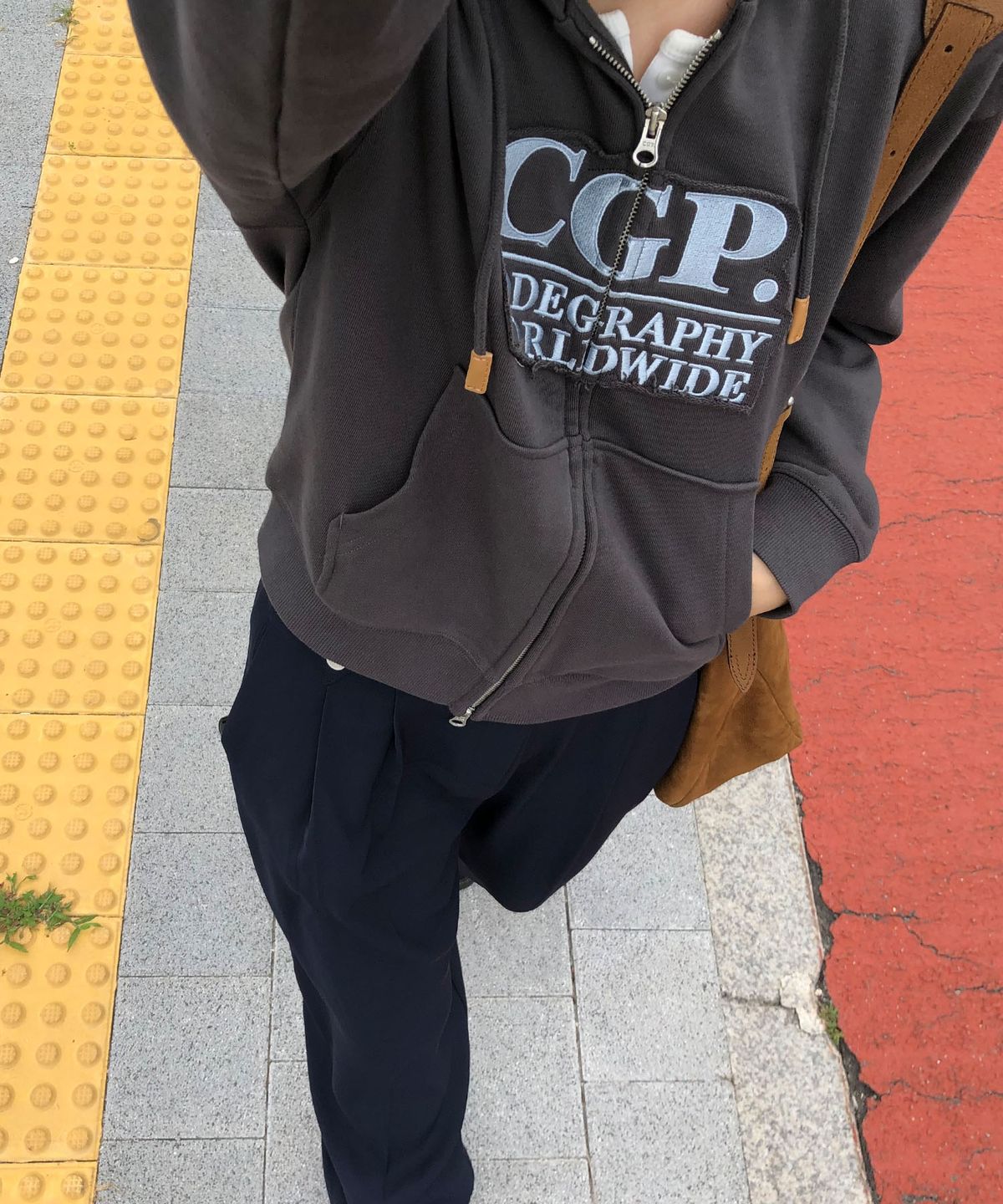 코드그라피(CGP) (우먼) 스퀘어 로고 데미지 후드 집업_차콜