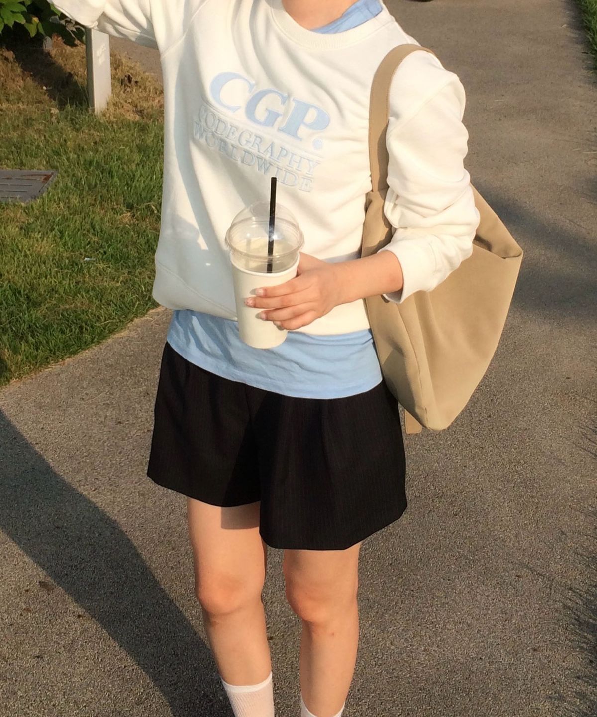 코드그라피(CGP) (우먼) 스퀘어 로고 맨투맨_오프화이트