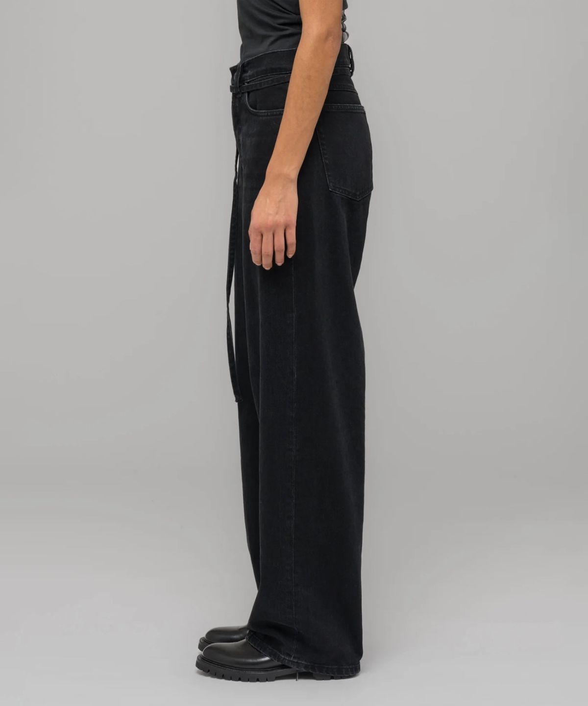 032씨(032C) (U) 25FW 다운 투 어스 와이드 레그 진 워시드 블랙 DOWN TO EARTH WIDE LEG JEAN WASHED BLACK